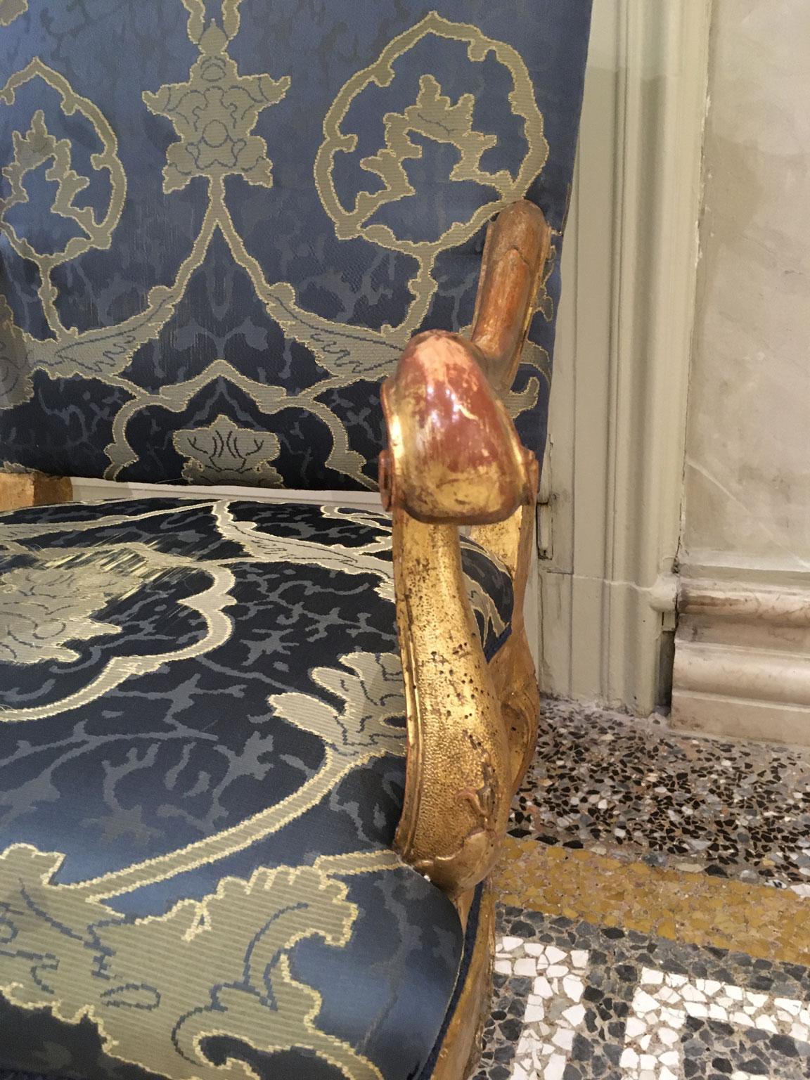 1750 Venezia Italy Pair of Rococo Carved Giltwood Armchairs In Good Condition For Sale In Brescia, IT