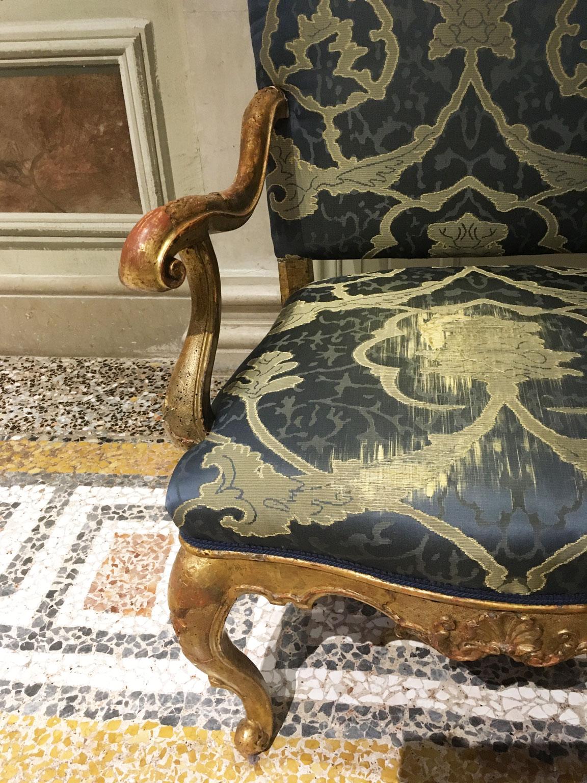 1750 Venezia Italy Pair of Rococo Carved Giltwood Armchairs For Sale 2