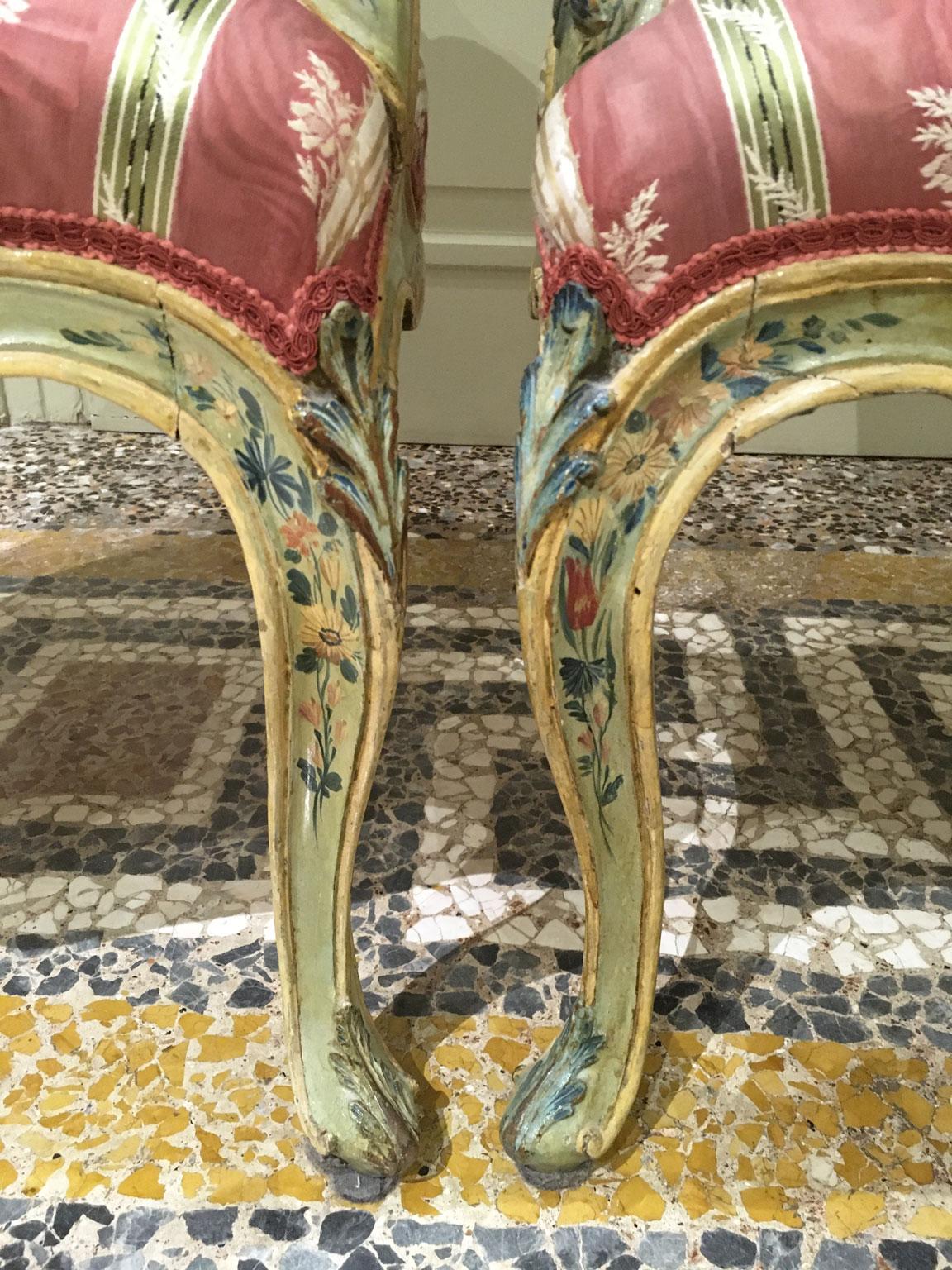 1750 Venezia Italy Set 2 Green Lacquered Wooden Armchairs with Floral Decoration In Good Condition For Sale In Brescia, IT