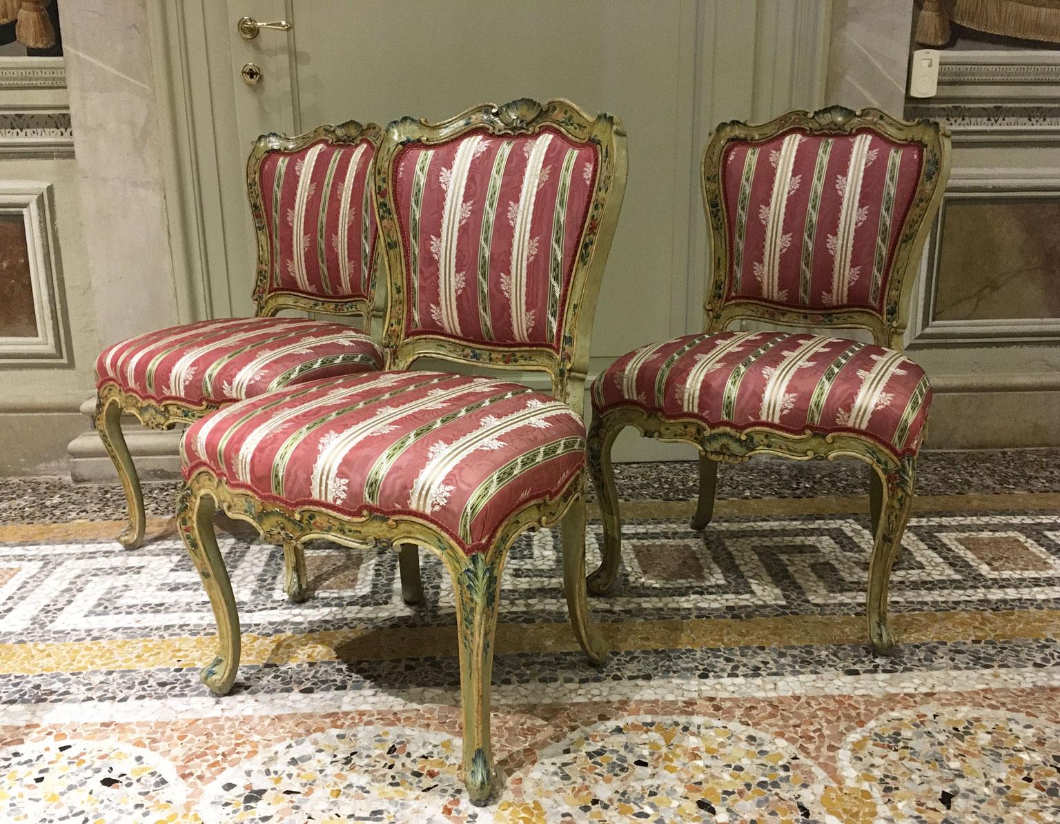 1750 Venezia Italy Set 3 Green Lacquered Wooden Engraved Chairs with Flowers In Good Condition For Sale In Brescia, IT