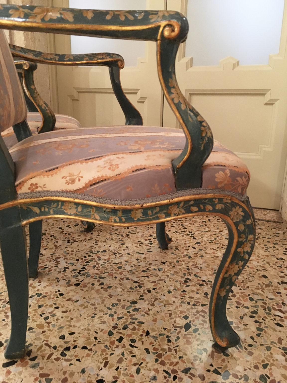 1750 Venezia Italy Set 4 Blue Lacquered Wooden Dining Armchairs with Flowers For Sale 4