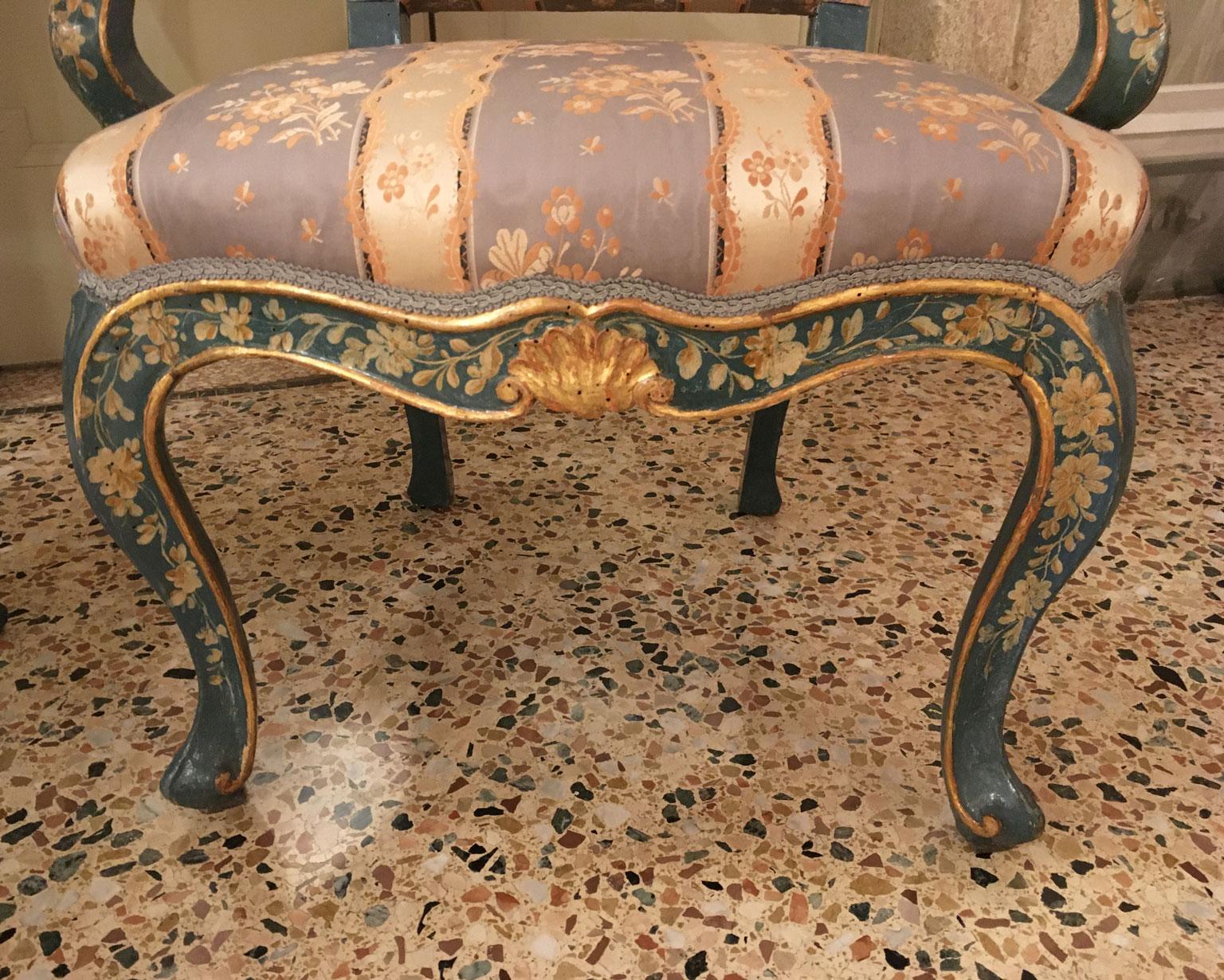 This is a magnificent set of four Venetian armchairs lacquered in blue with a fine polychrome little flowers  decoration. Engraved and lacquered walnut.
A delicate and refined drawing of polychrome floral garlands on the blue background, enhances
