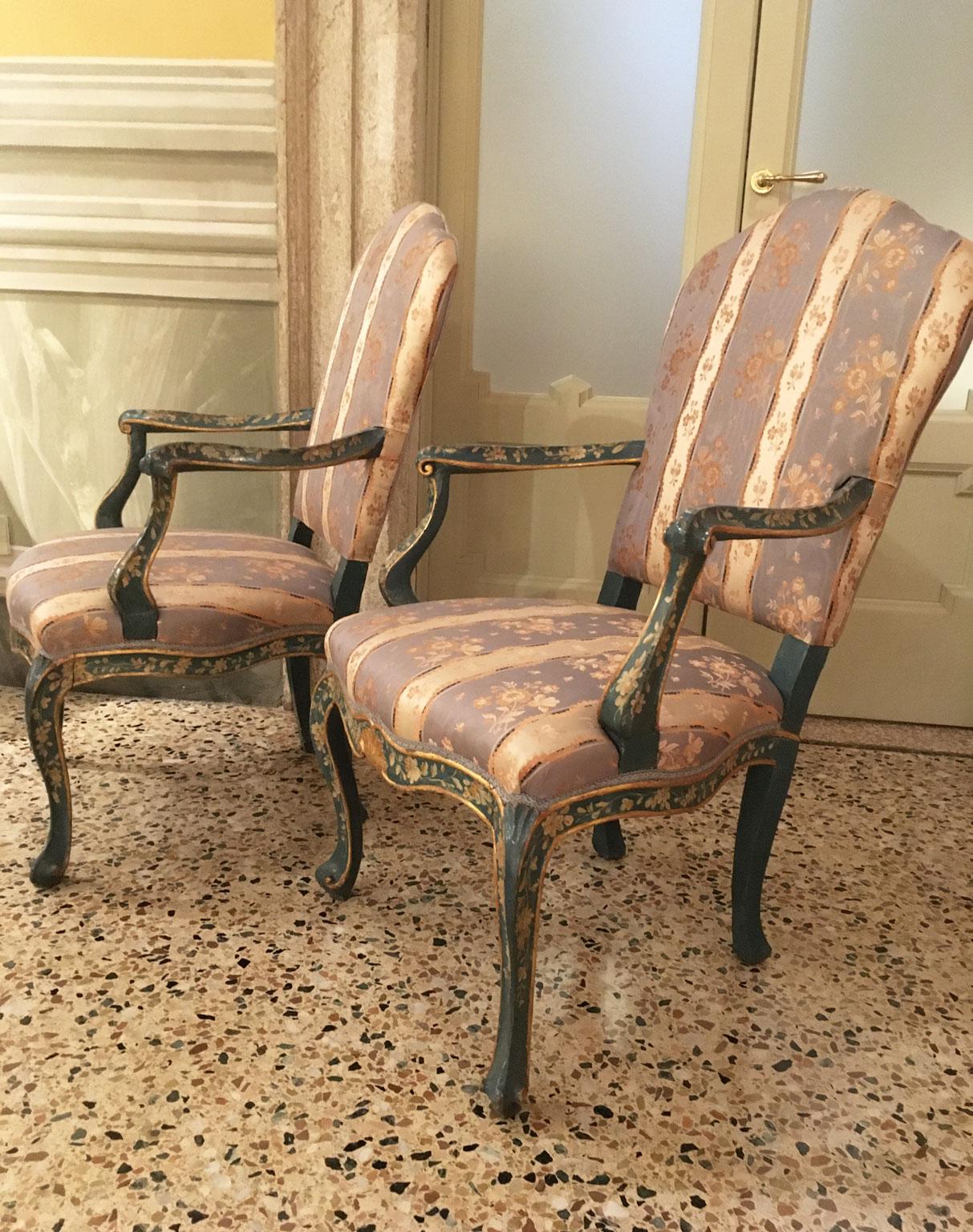 Hand-Crafted 1750 Venezia Italy Set 4 Blue Lacquered Wooden Dining Armchairs with Flowers For Sale