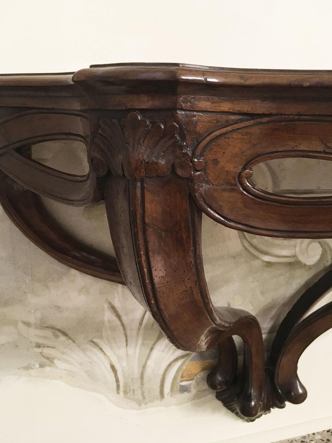 1750 Venezia Italia Consola colgante de nogal macizo tallado con motivos de figuras de ocho en venta 2