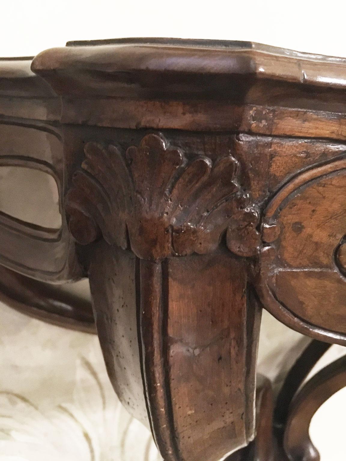 1750 Venezia Italia Consola colgante de nogal macizo tallado con motivos de figuras de ocho en venta 3
