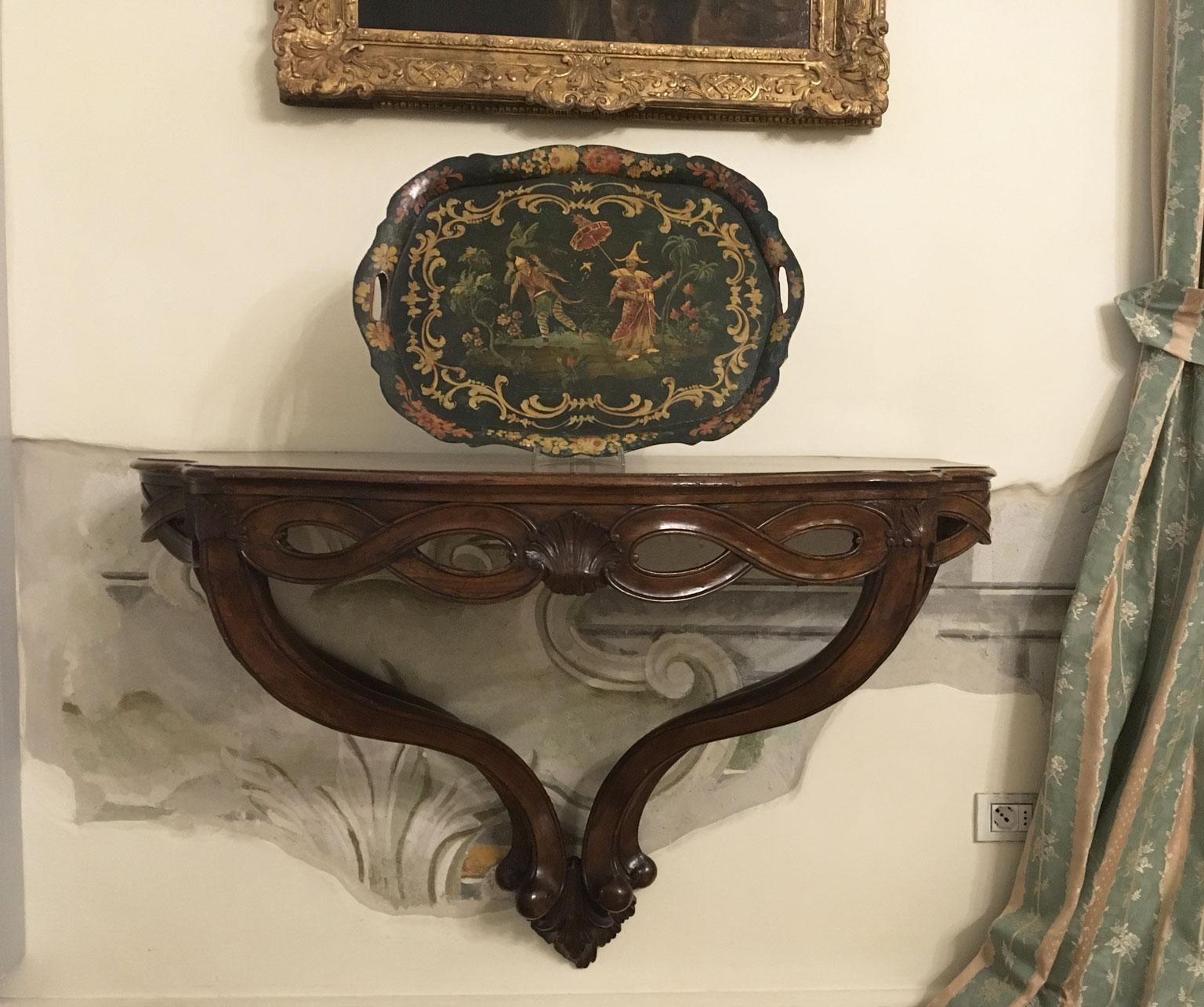 1750 Venezia Italia Consola colgante de nogal macizo tallado con motivos de figuras de ocho en venta 4