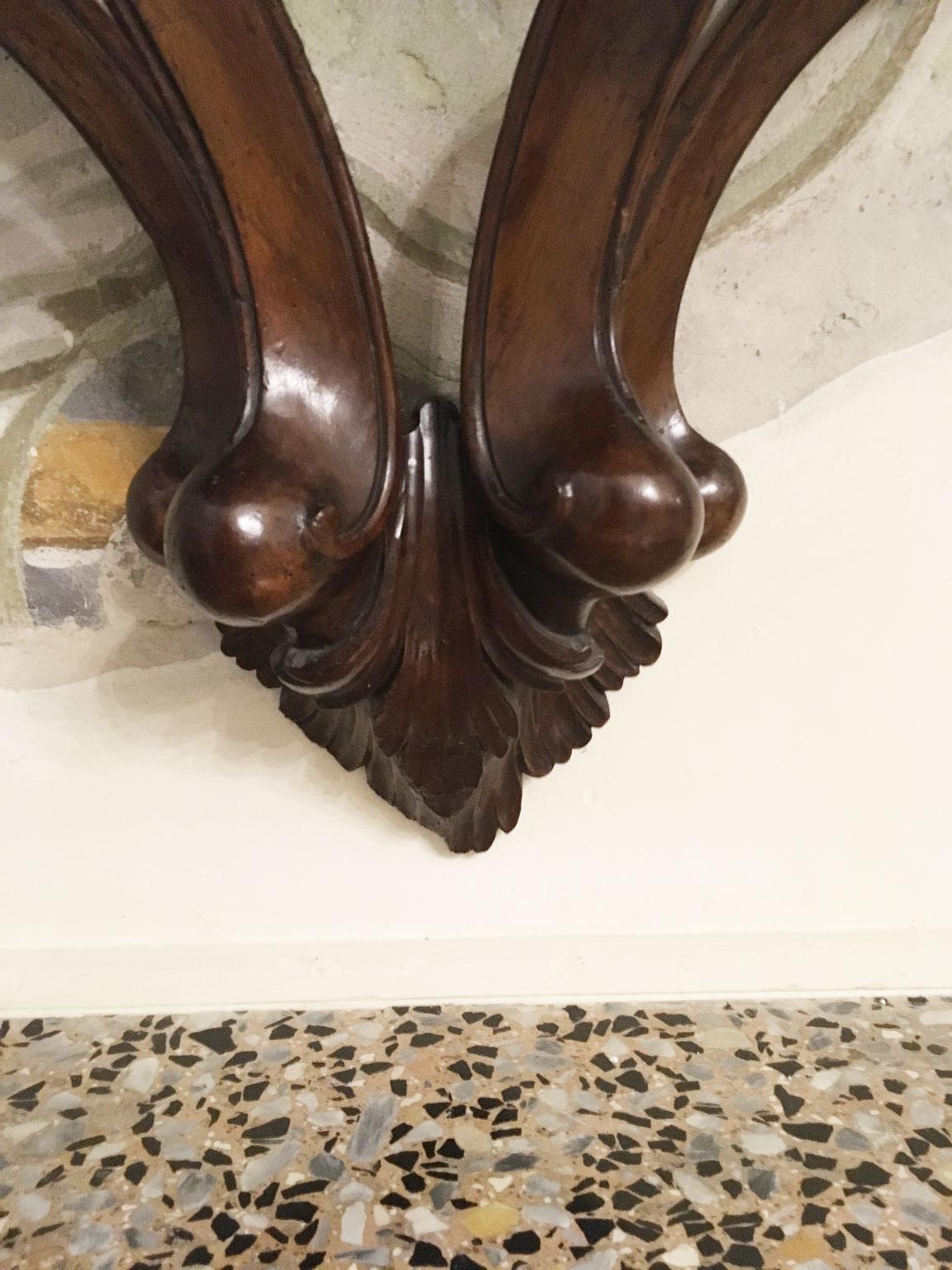 1750 Venezia Italia Consola colgante de nogal macizo tallado con motivos de figuras de ocho en venta 6