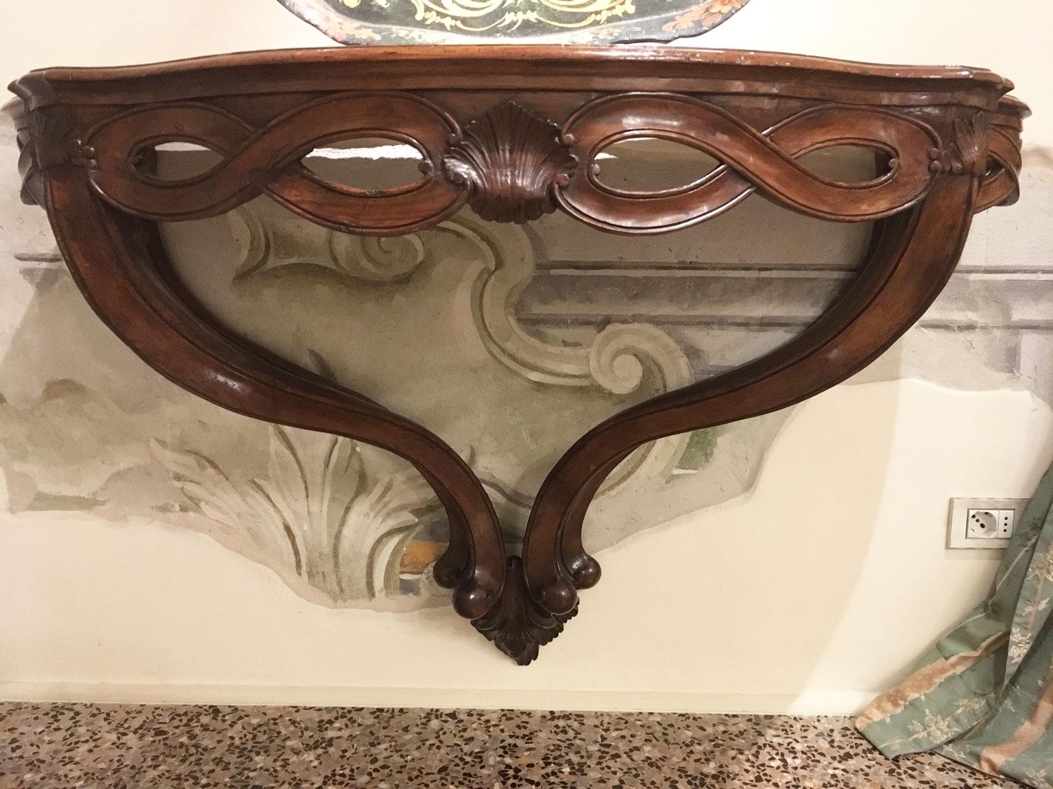 1750 Venezia Italia Consola colgante de nogal macizo tallado con motivos de figuras de ocho en venta 7