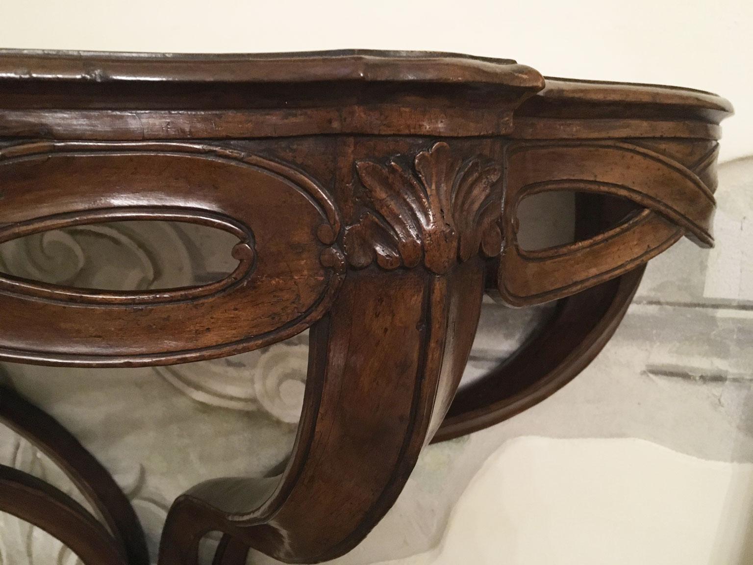1750 Venezia Italia Consola colgante de nogal macizo tallado con motivos de figuras de ocho en venta 9