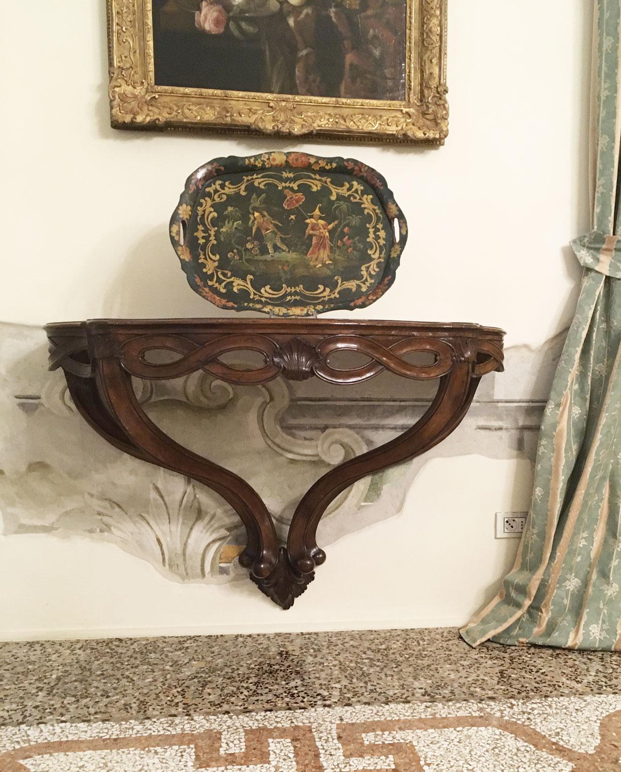1750 Venezia Italia Consola colgante de nogal macizo tallado con motivos de figuras de ocho en venta 10