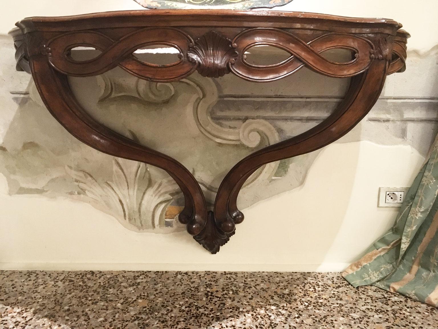 1750 Venezia Italia Consola colgante de nogal macizo tallado con motivos de figuras de ocho Barroco en venta