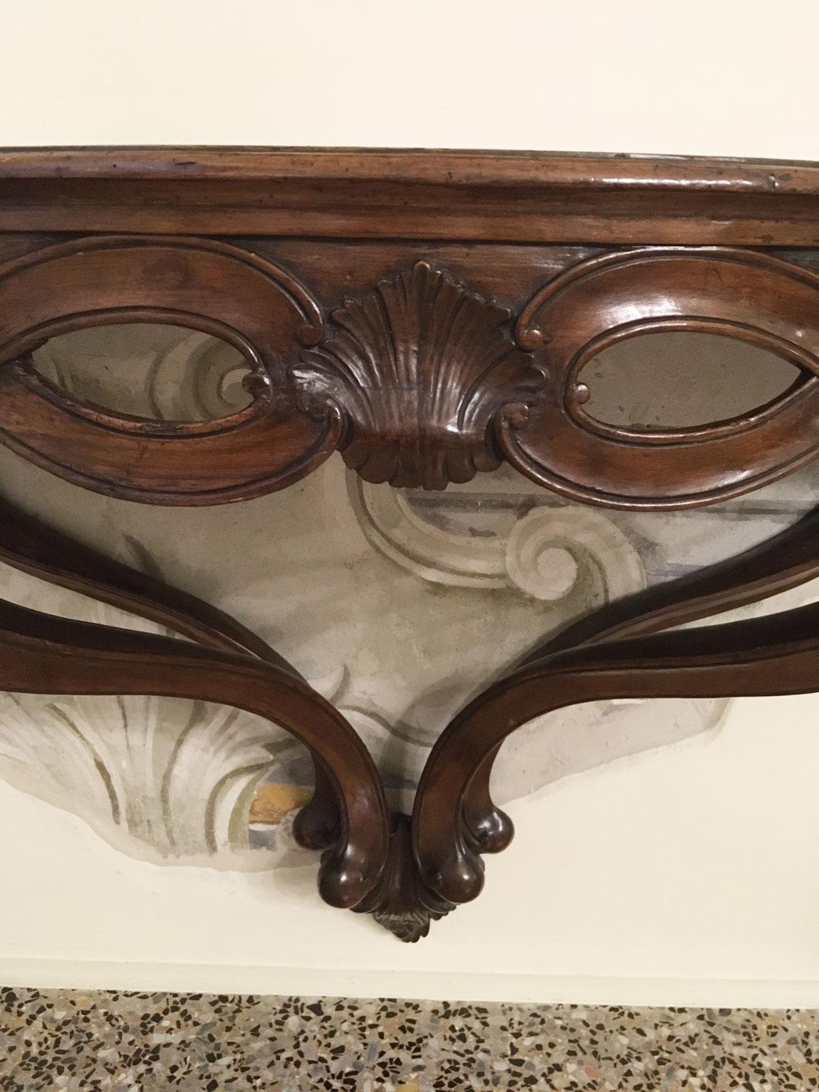 1750 Venezia Italia Consola colgante de nogal macizo tallado con motivos de figuras de ocho Italiano en venta