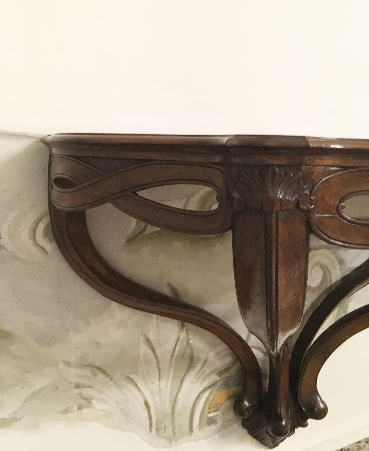 1750 Venezia Italia Consola colgante de nogal macizo tallado con motivos de figuras de ocho Tallado a mano en venta