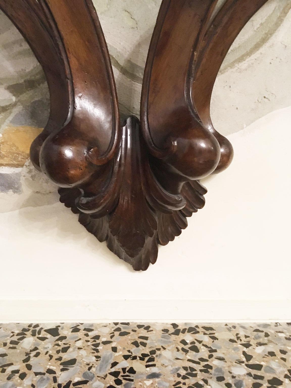1750 Venezia Italia Consola colgante de nogal macizo tallado con motivos de figuras de ocho en Bueno estado para la venta en Brescia, IT