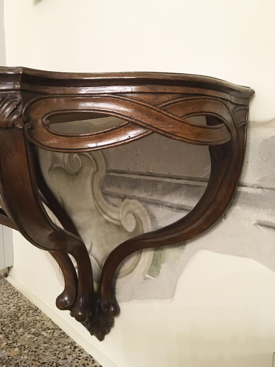 1750 Venezia Italia Consola colgante de nogal macizo tallado con motivos de figuras de ocho siglo XVIII en venta