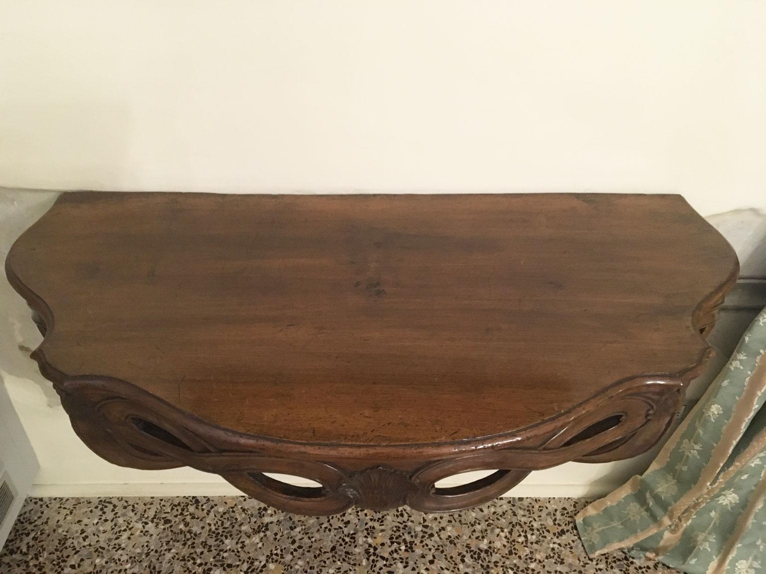 1750 Venezia Italia Consola colgante de nogal macizo tallado con motivos de figuras de ocho Nogal en venta
