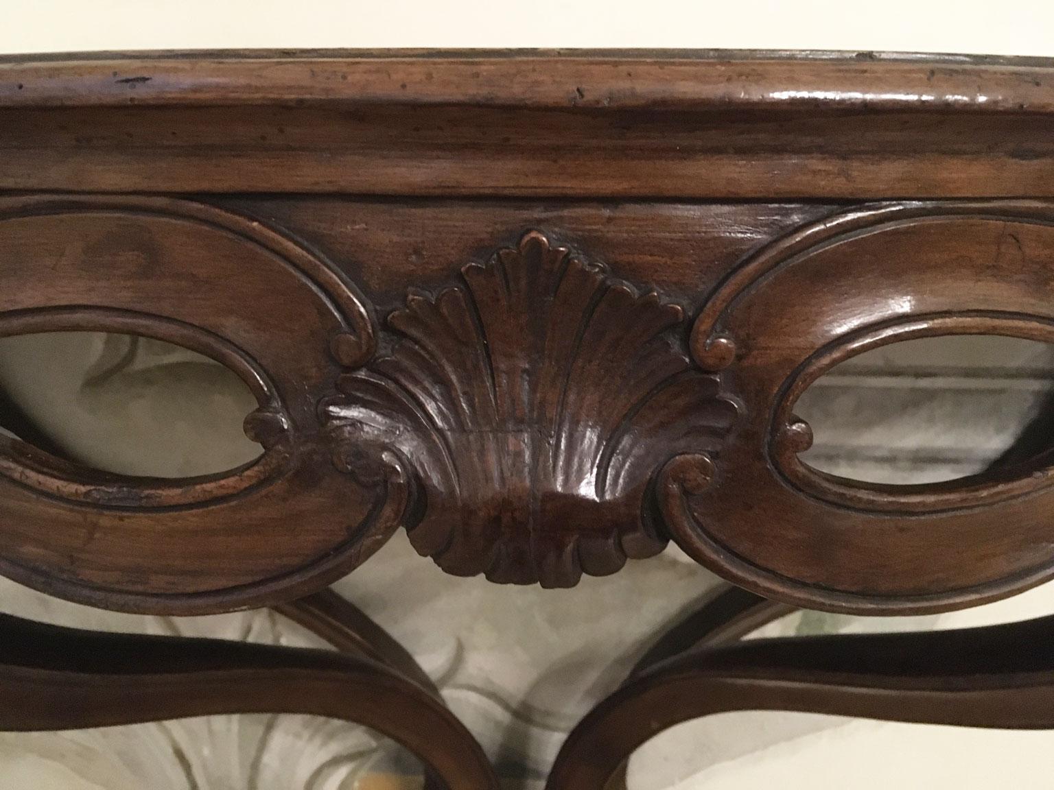 1750 Venezia Italia Consola colgante de nogal macizo tallado con motivos de figuras de ocho en venta 1