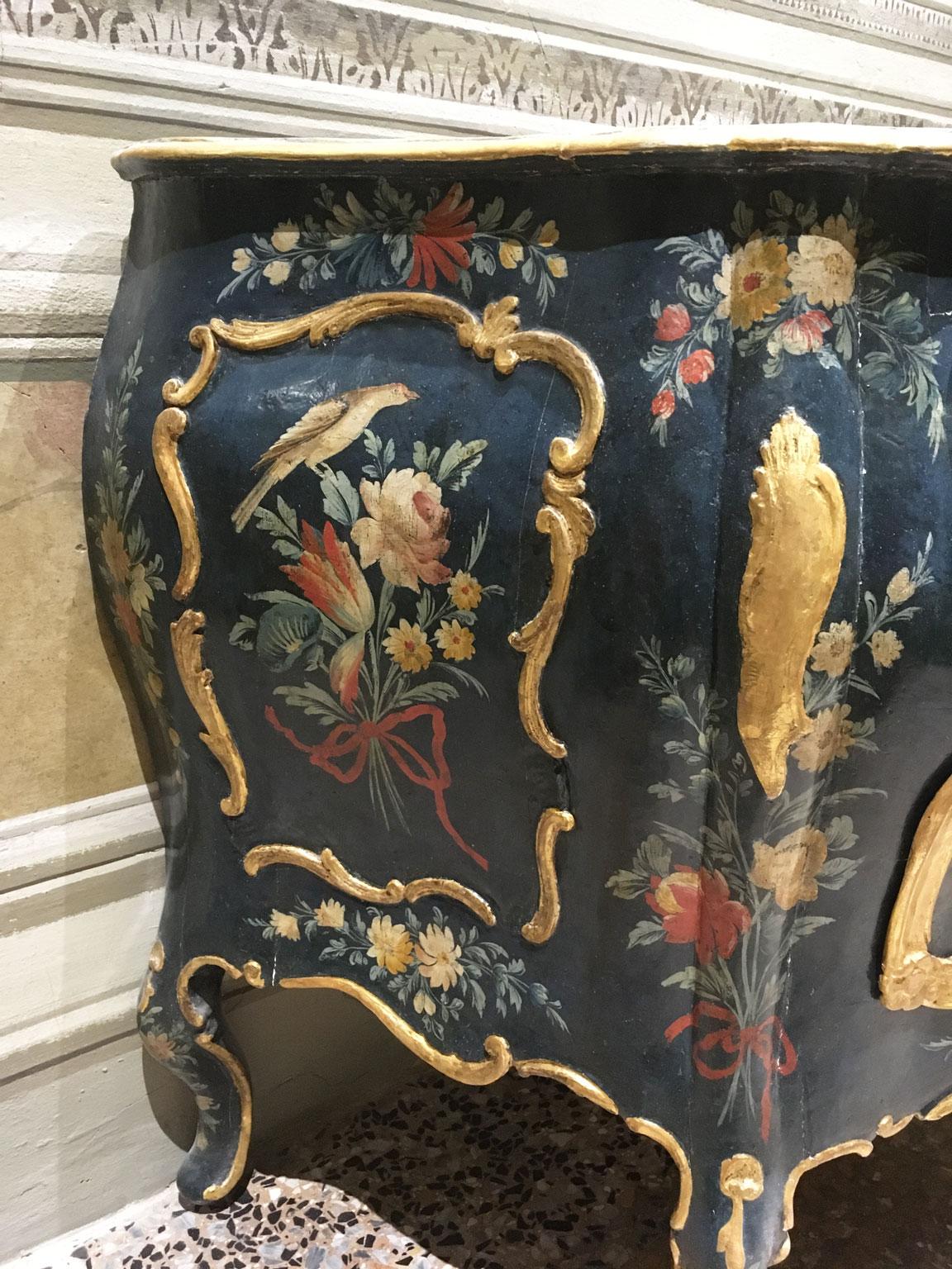 1750 Venezia Italien Grün lackierte Holzkommode mit Fantasievögeln und Blumen im Angebot 3