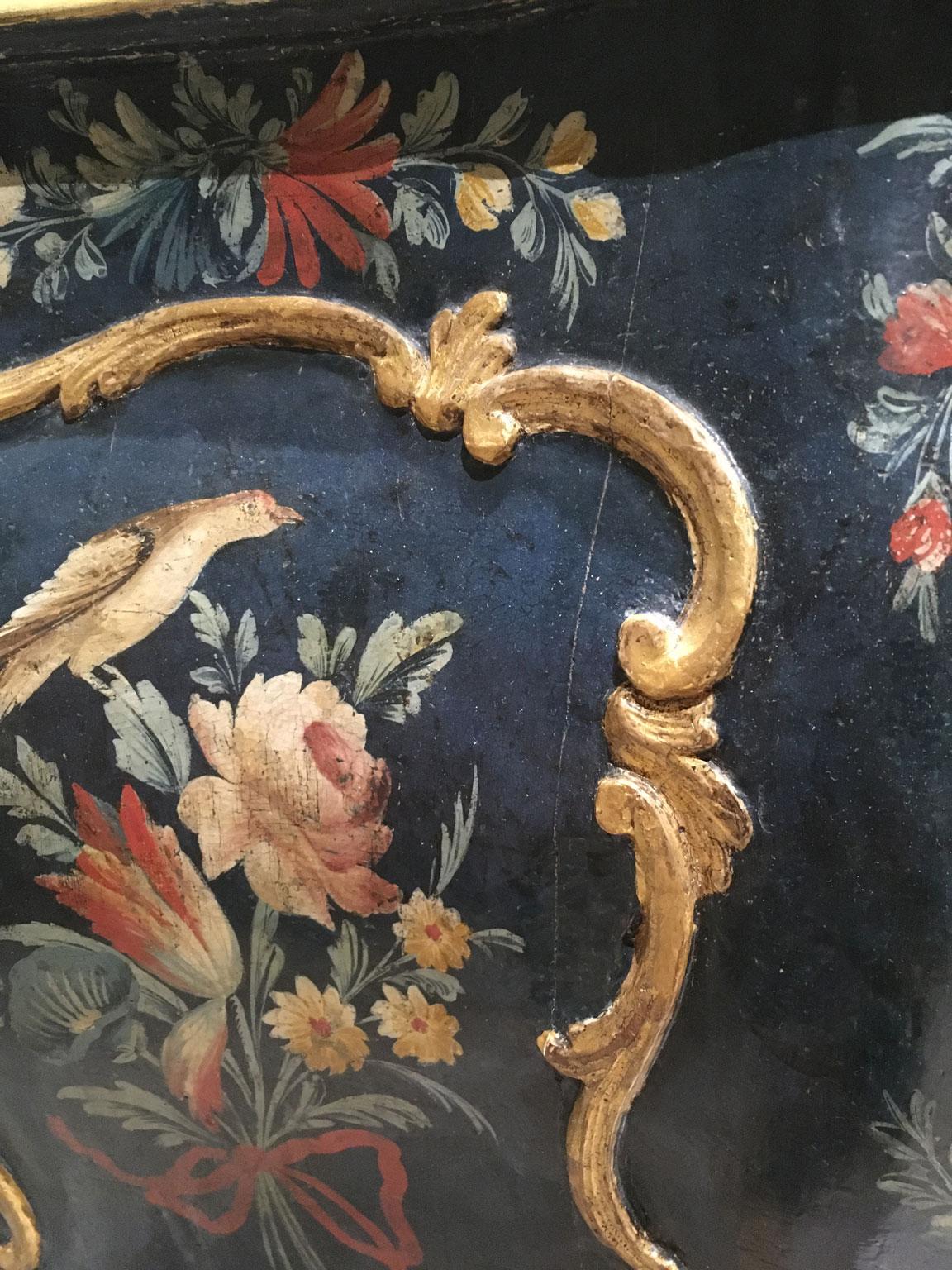 1750 Venezia Italien Grün lackierte Holzkommode mit Fantasievögeln und Blumen im Angebot 4