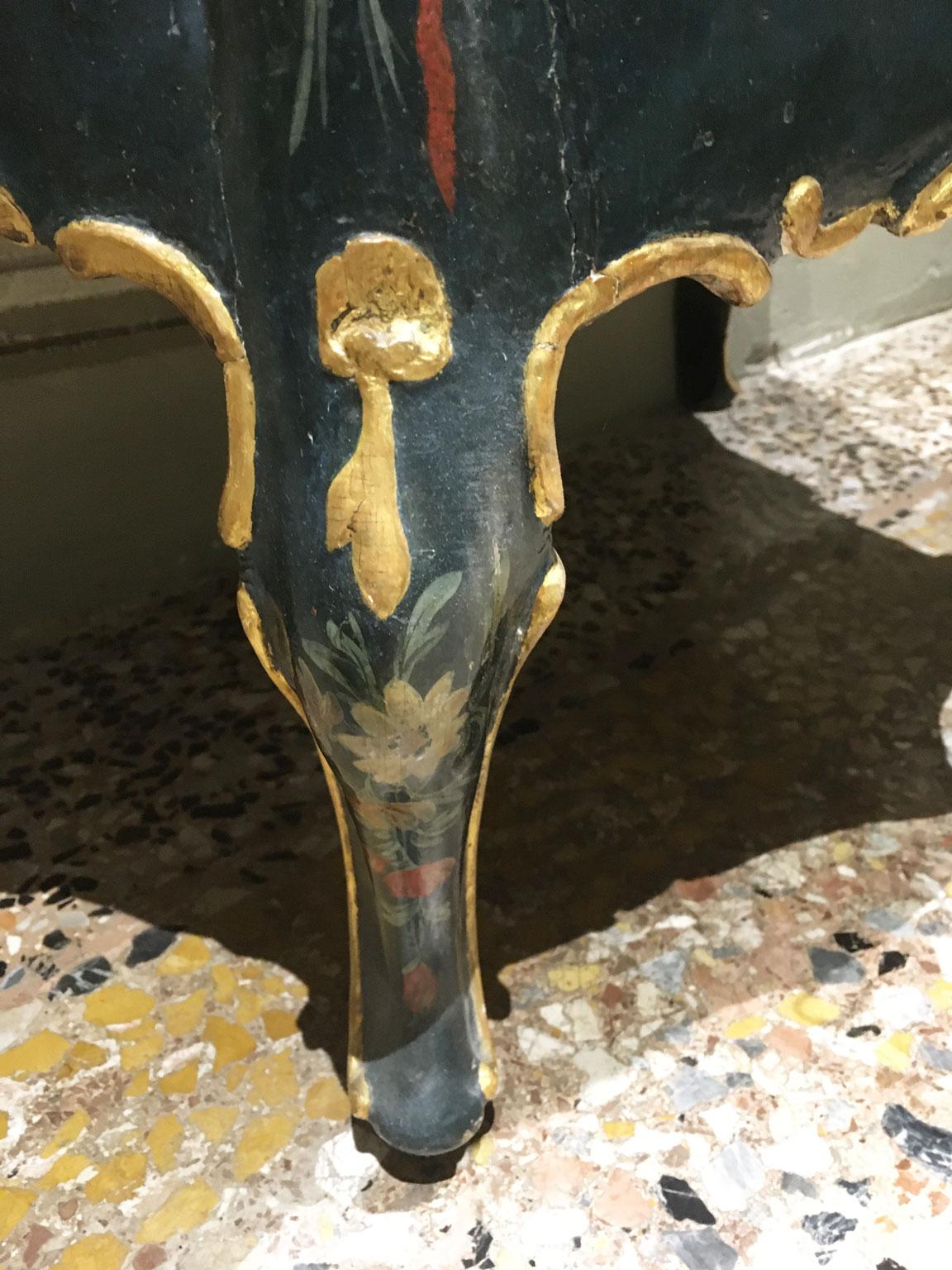 1750 Venezia Italien Grün lackierte Holzkommode mit Fantasievögeln und Blumen im Angebot 5