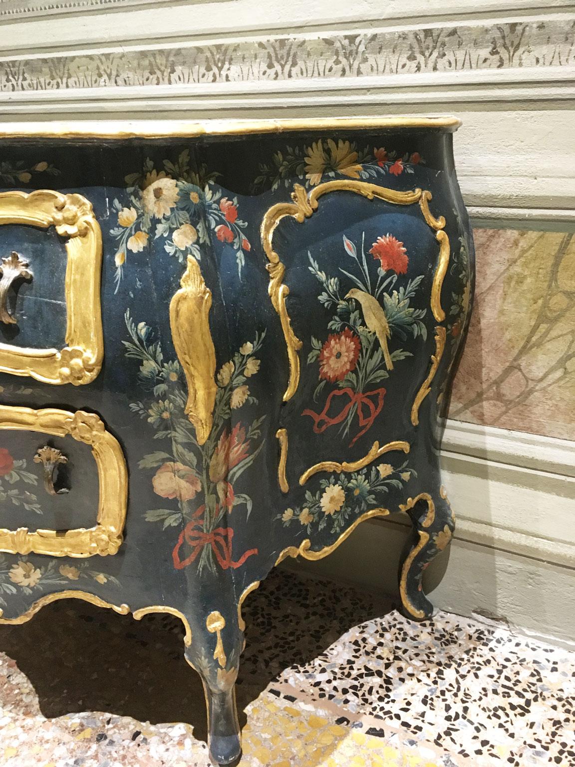 1750 Venezia Italien Grün lackierte Holzkommode mit Fantasievögeln und Blumen im Angebot 6