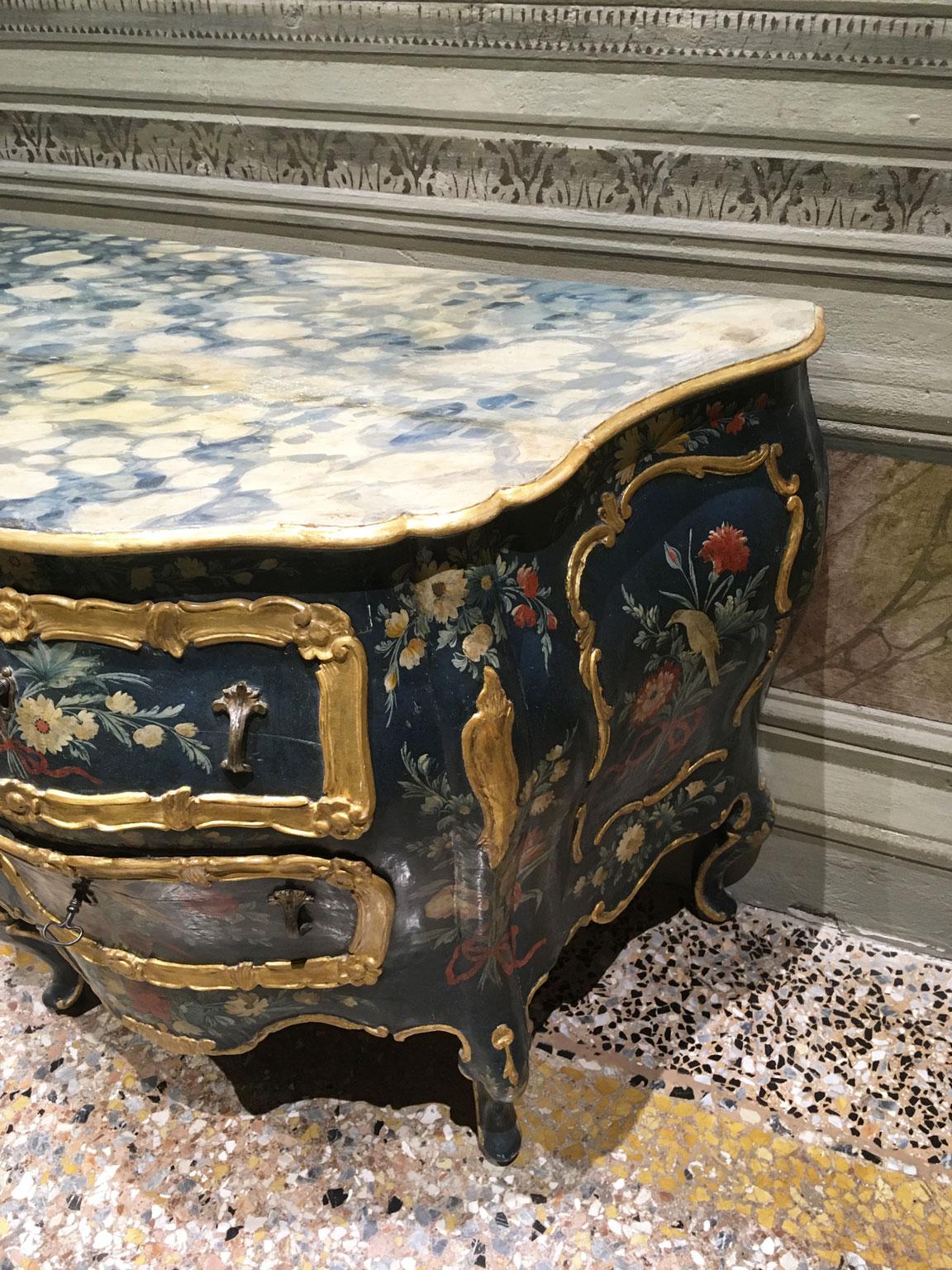 1750 Venezia Italien Grün lackierte Holzkommode mit Fantasievögeln und Blumen im Angebot 7