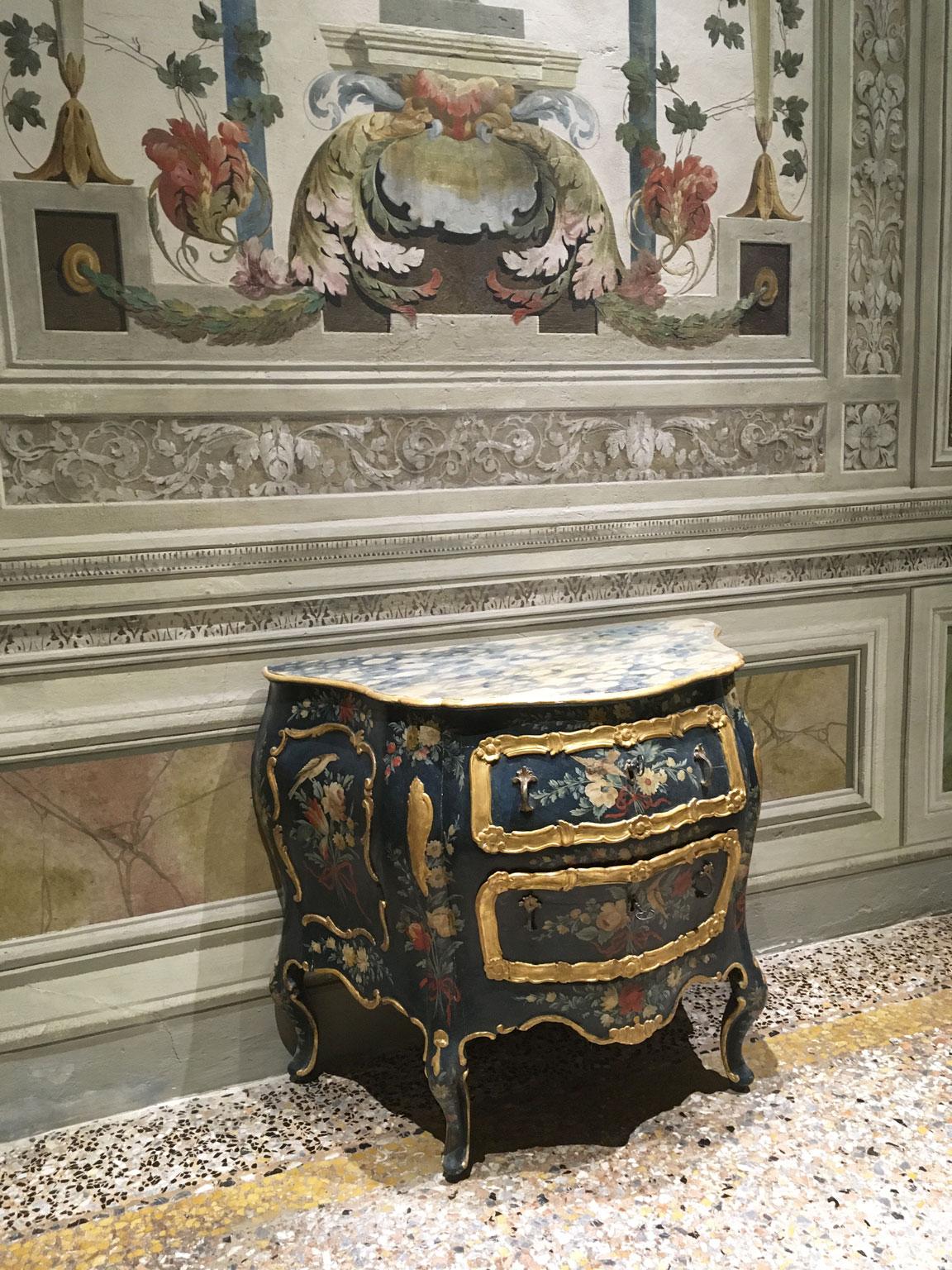 1750 Venezia Italien Grün lackierte Holzkommode mit Fantasievögeln und Blumen im Angebot 8