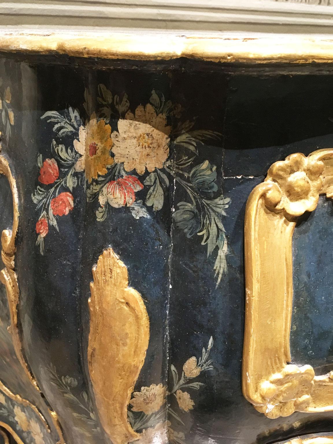 1750 Venezia Italien Grün lackierte Holzkommode mit Fantasievögeln und Blumen im Angebot 10