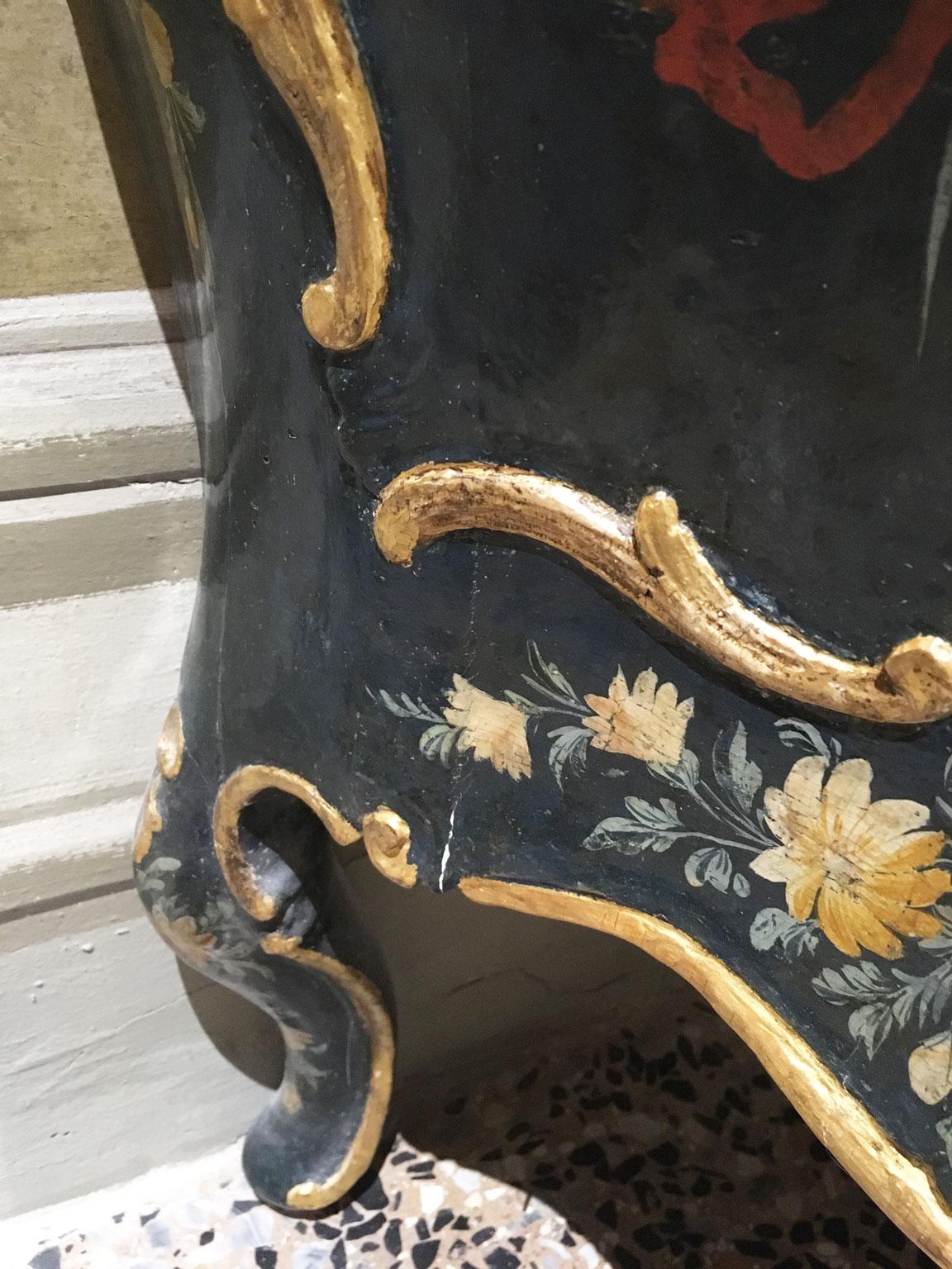 1750 Venezia Italien Grün lackierte Holzkommode mit Fantasievögeln und Blumen im Angebot 11