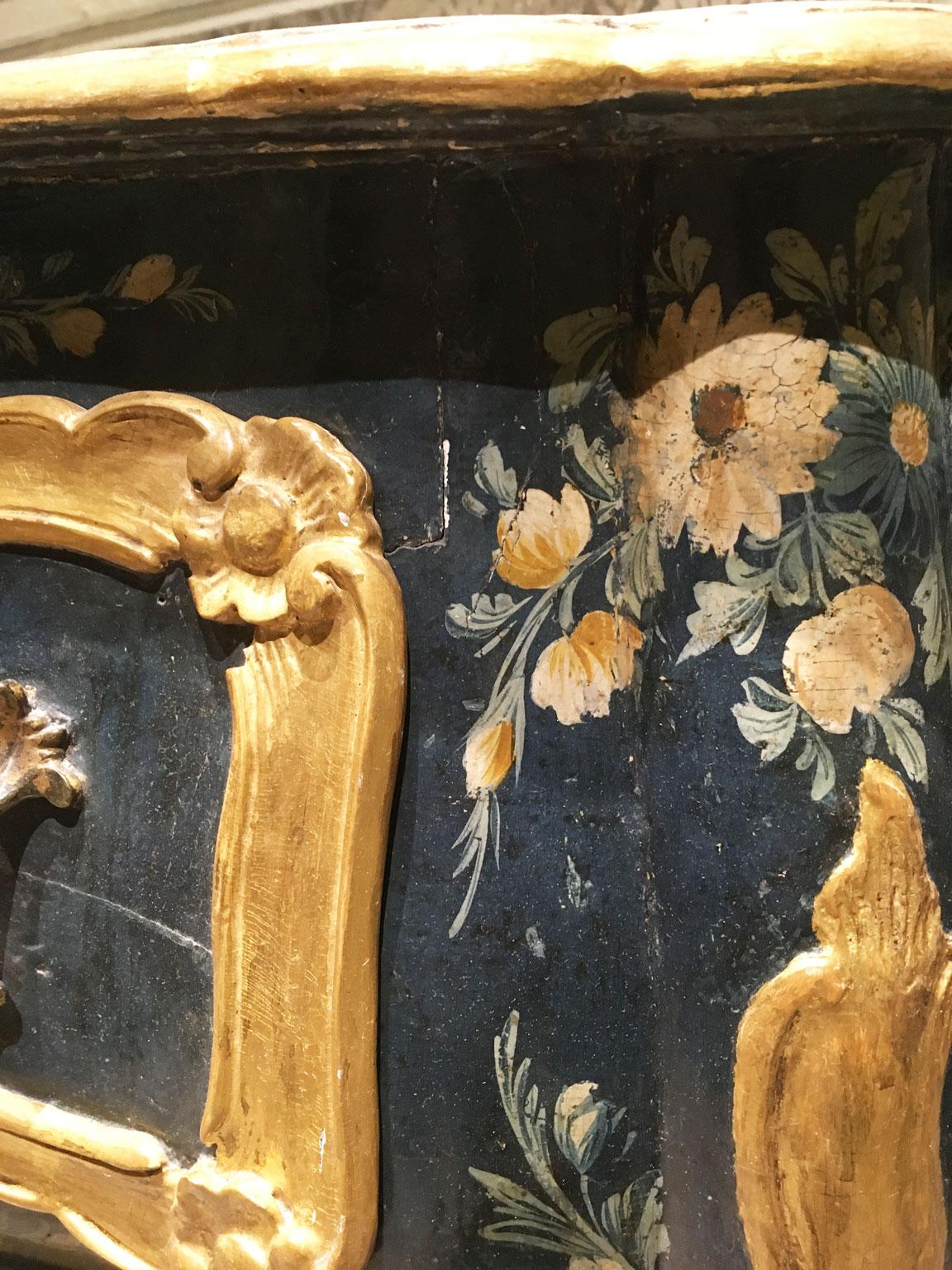 1750 Venezia Italien Grün lackierte Holzkommode mit Fantasievögeln und Blumen im Angebot 12
