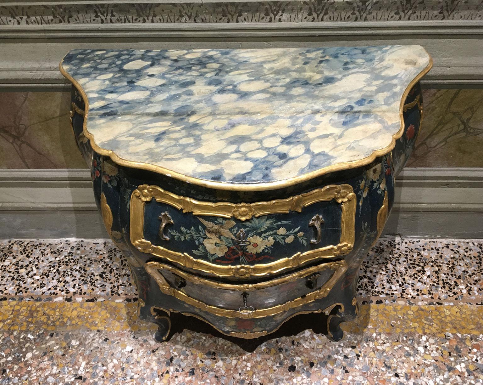 1750 Venezia Italien Grün lackierte Holzkommode mit Fantasievögeln und Blumen (Rokoko) im Angebot