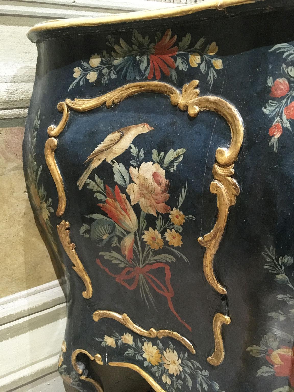 1750 Venezia Italien Grün lackierte Holzkommode mit Fantasievögeln und Blumen (Italienisch) im Angebot