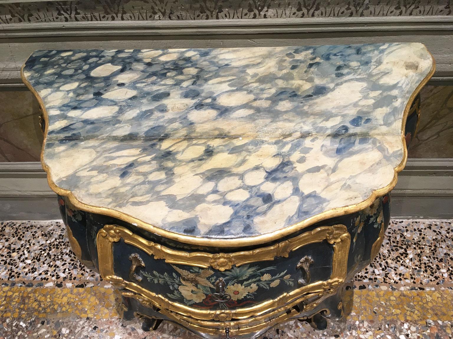 1750 Venezia Italien Grün lackierte Holzkommode mit Fantasievögeln und Blumen (Handgefertigt) im Angebot