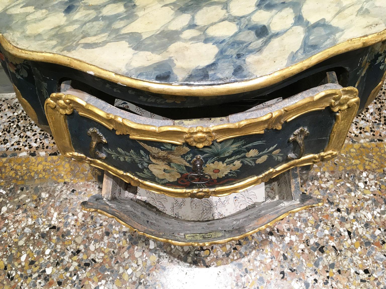 1750 Venezia Italien Grün lackierte Holzkommode mit Fantasievögeln und Blumen im Zustand „Gut“ im Angebot in Brescia, IT