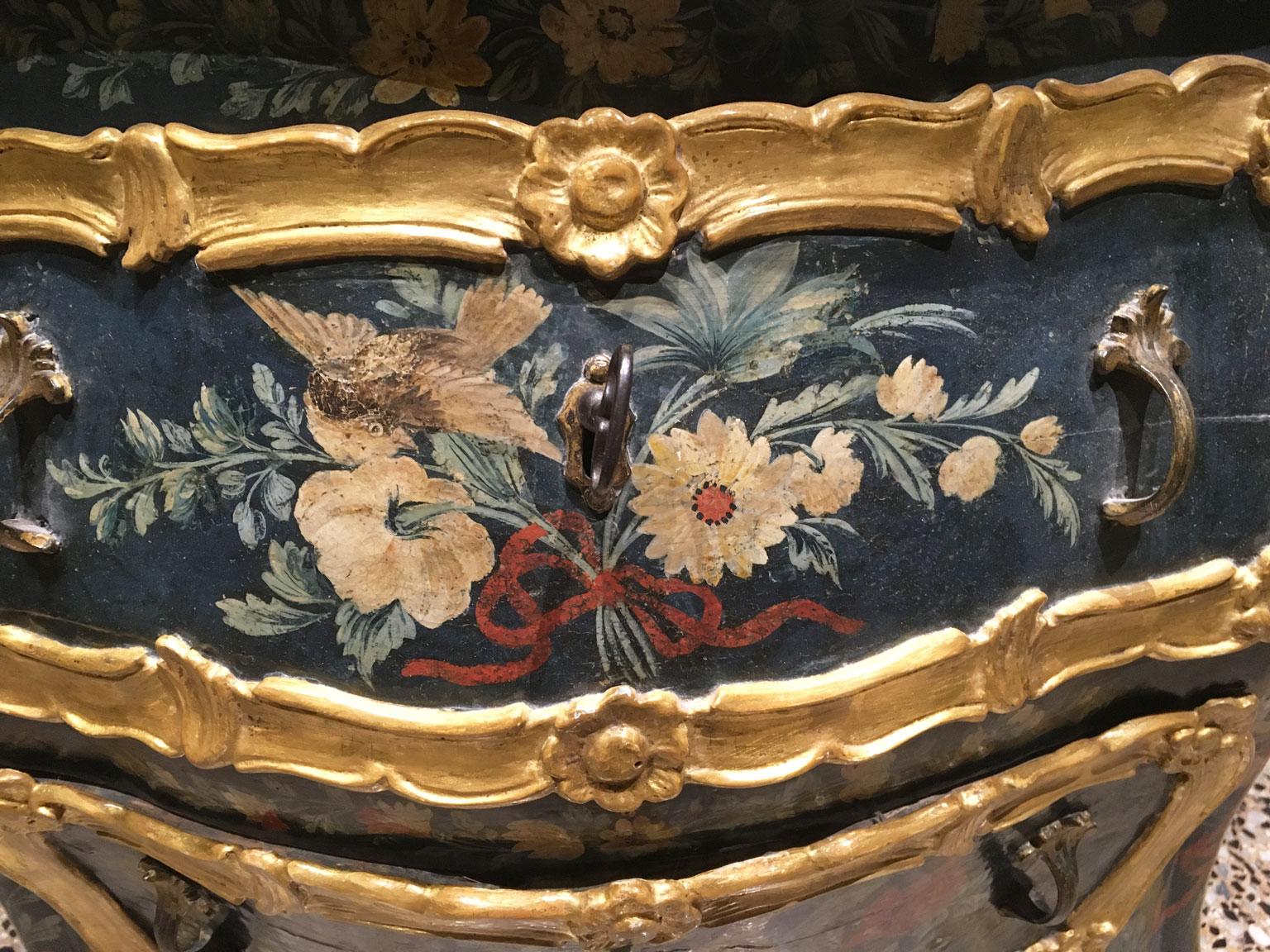1750 Venezia Italien Grün lackierte Holzkommode mit Fantasievögeln und Blumen (18. Jahrhundert) im Angebot