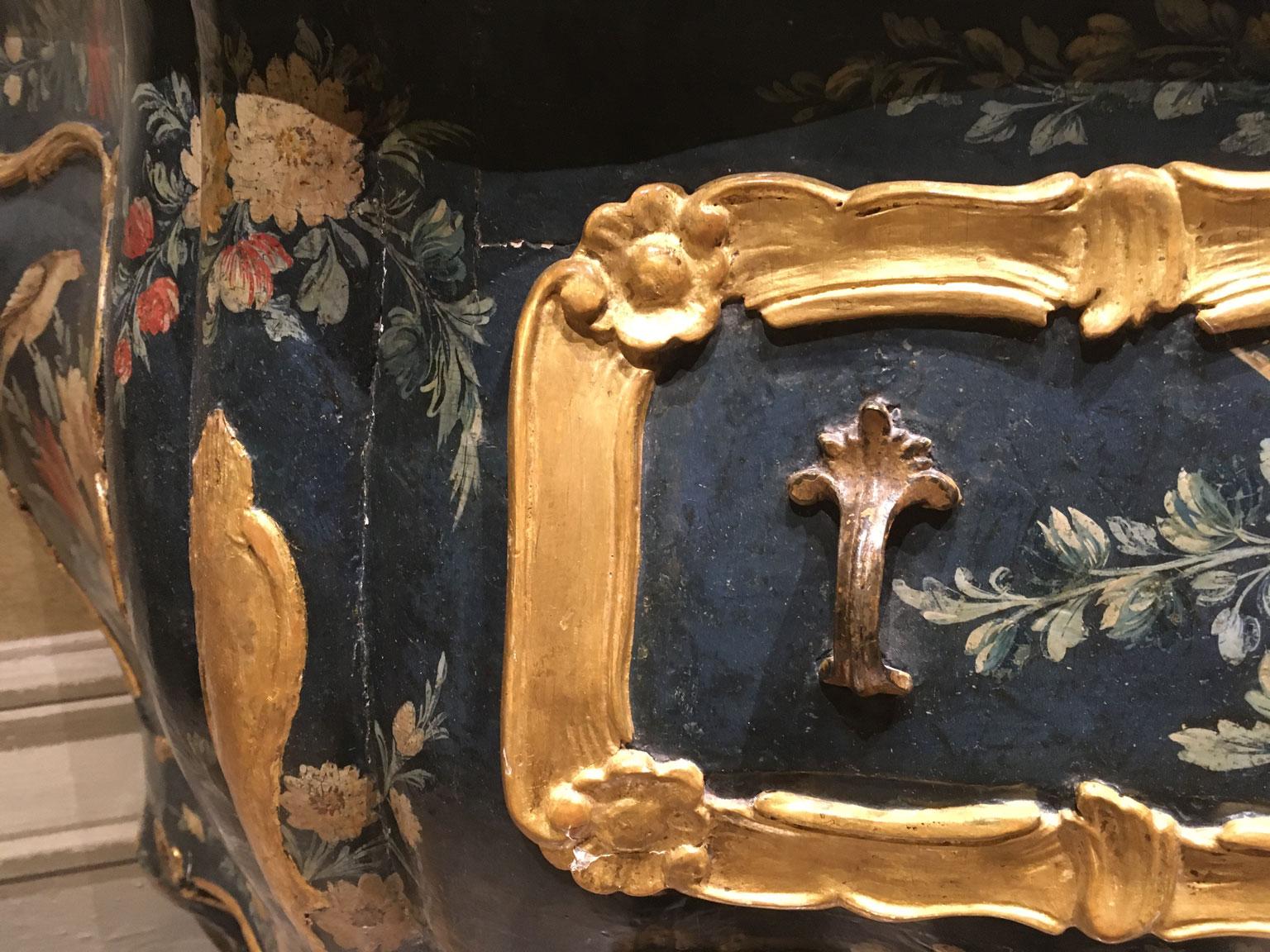 1750 Venezia Italien Grün lackierte Holzkommode mit Fantasievögeln und Blumen im Angebot 2