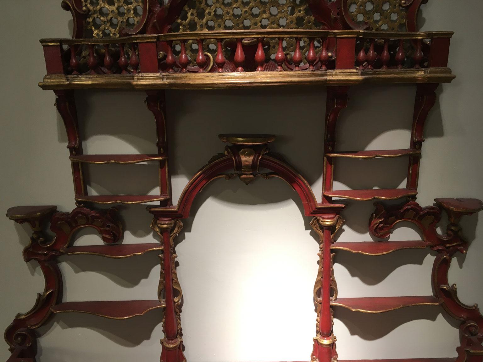 1750 Venezia Italie Crédence en bois laqué rouge sculpté Porte porcelaine en vente 2