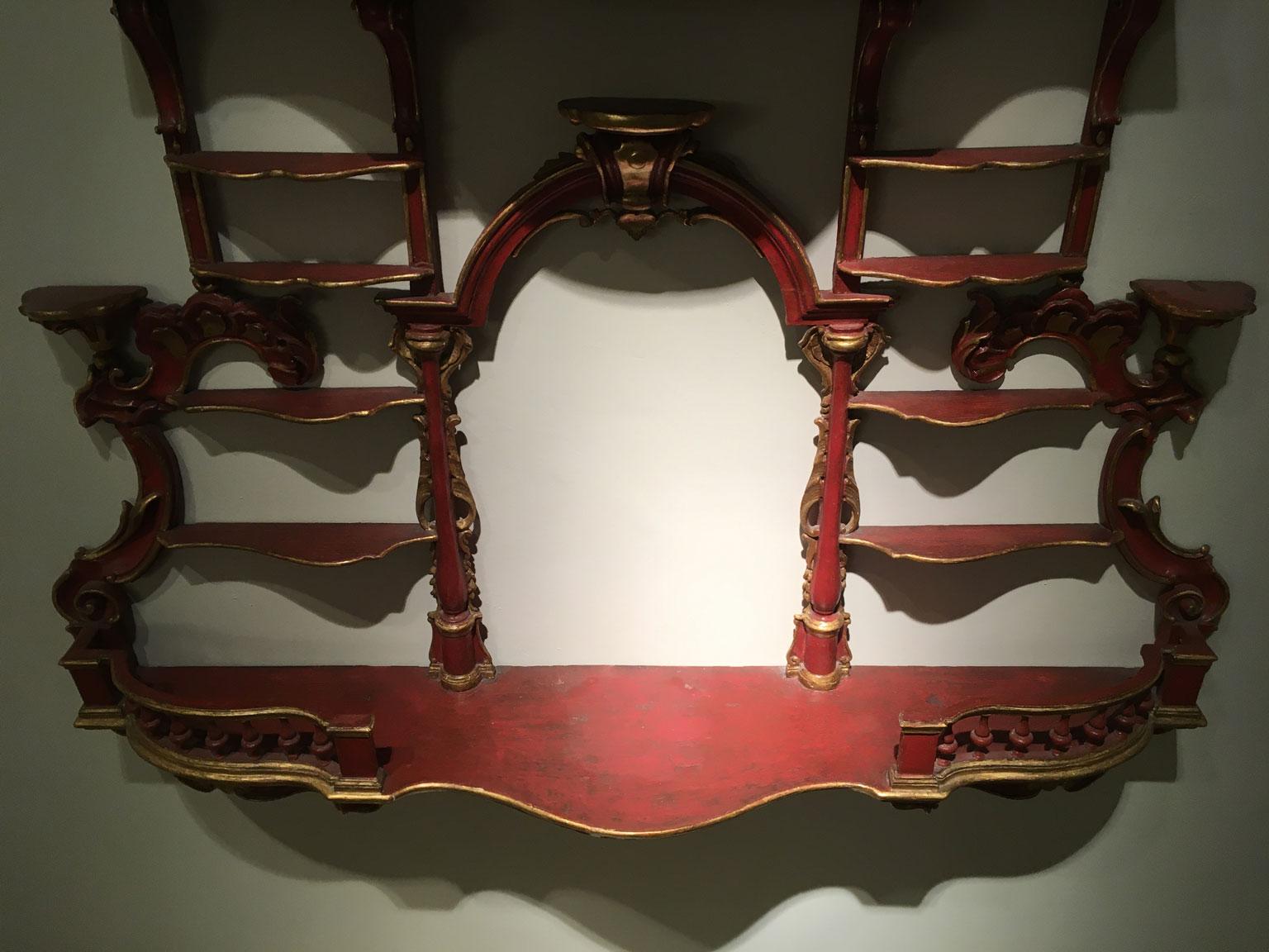 1750 Venezia Italie Crédence en bois laqué rouge sculpté Porte porcelaine en vente 3