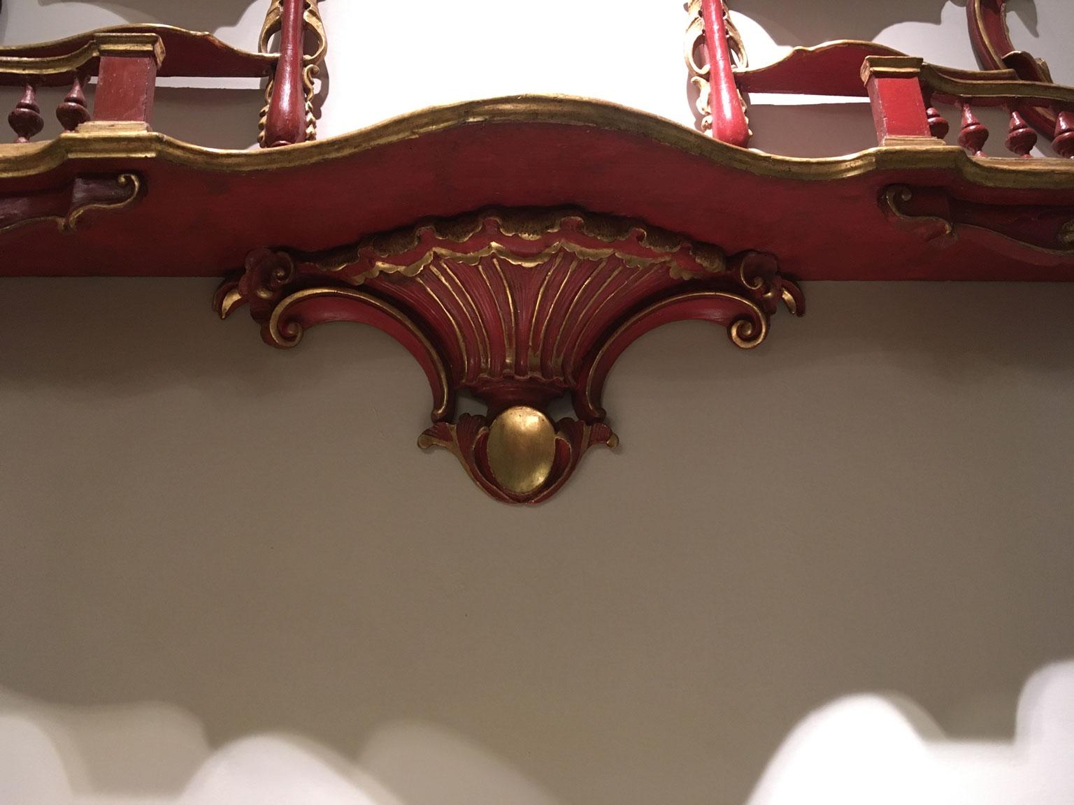 1750 Venezia Italie Crédence en bois laqué rouge sculpté Porte porcelaine en vente 4