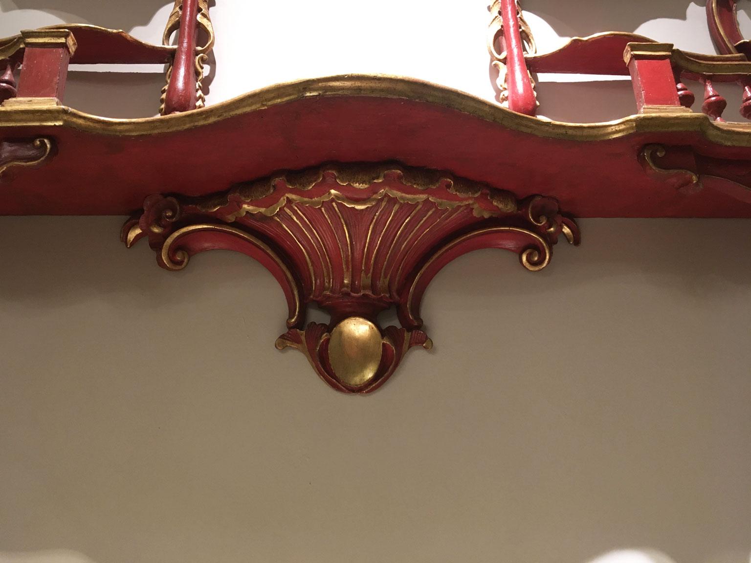 1750 Venezia Italie Crédence en bois laqué rouge sculpté Porte porcelaine en vente 5