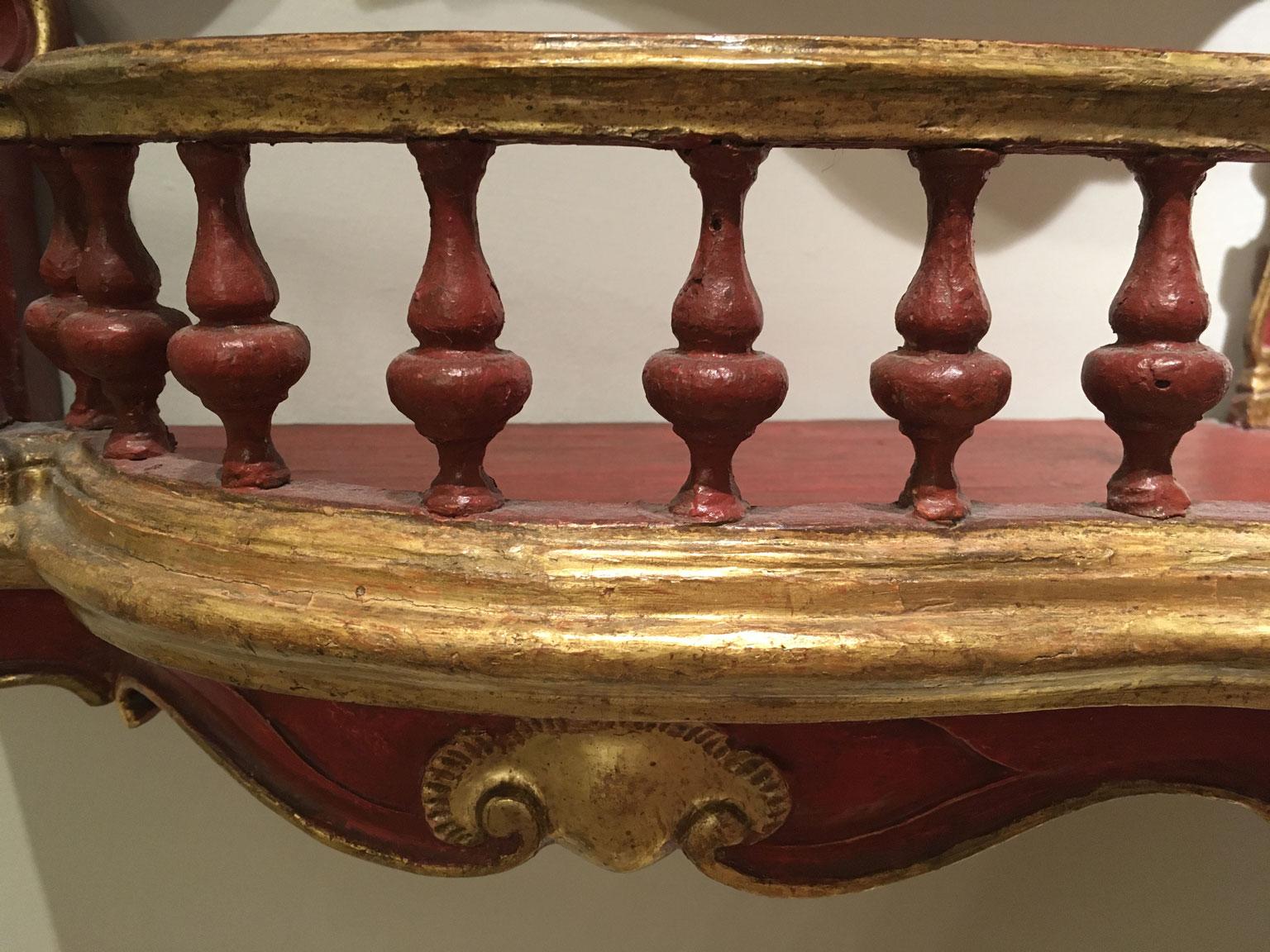 1750 Venezia Italie Crédence en bois laqué rouge sculpté Porte porcelaine en vente 6