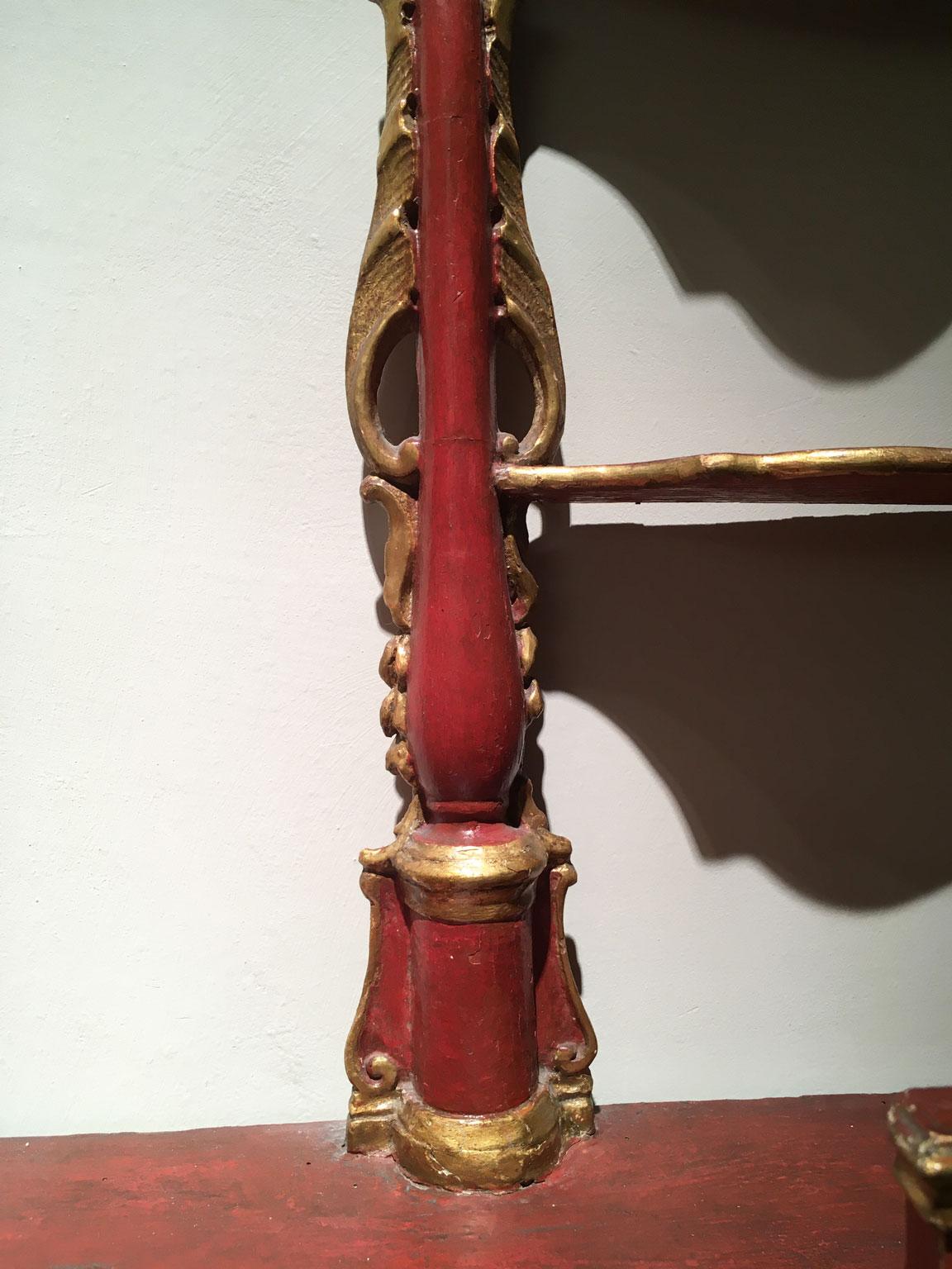 1750 Venezia Italie Crédence en bois laqué rouge sculpté Porte porcelaine en vente 8