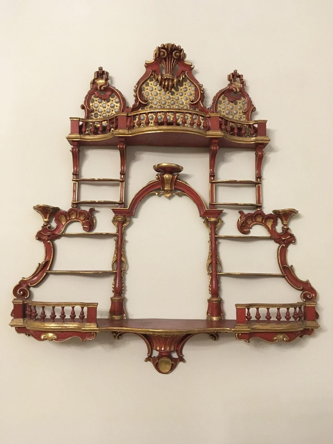 Rococo 1750 Venezia Italie Crédence en bois laqué rouge sculpté Porte porcelaine en vente
