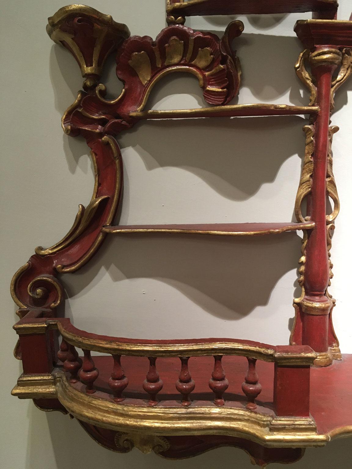 italien 1750 Venezia Italie Crédence en bois laqué rouge sculpté Porte porcelaine en vente
