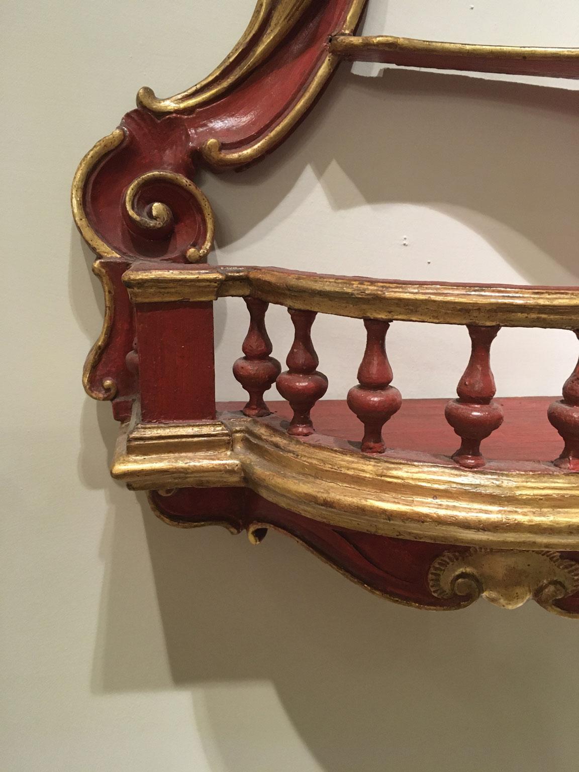 Fait main 1750 Venezia Italie Crédence en bois laqué rouge sculpté Porte porcelaine en vente