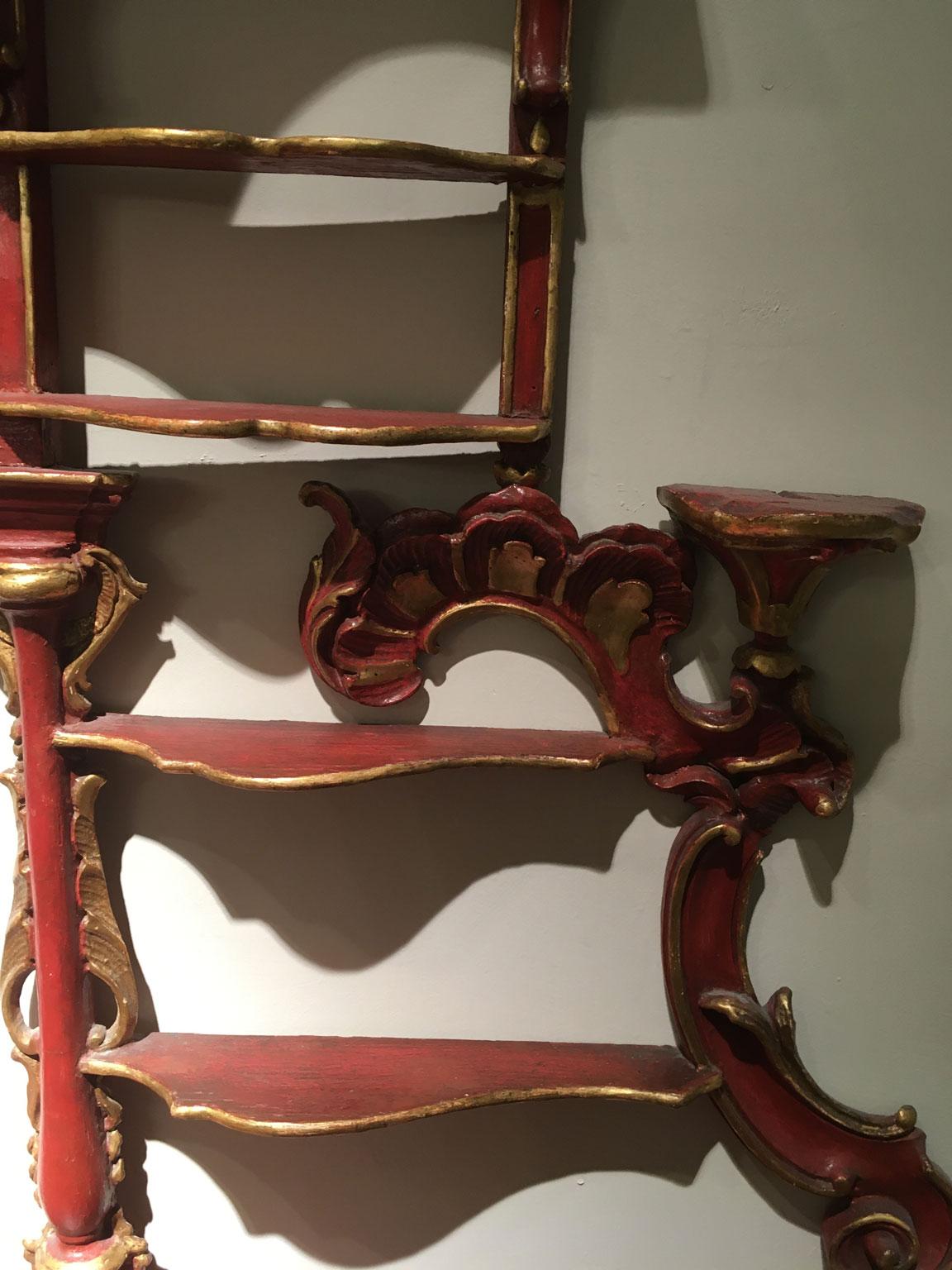 1750 Venezia Italie Crédence en bois laqué rouge sculpté Porte porcelaine Bon état - En vente à Brescia, IT