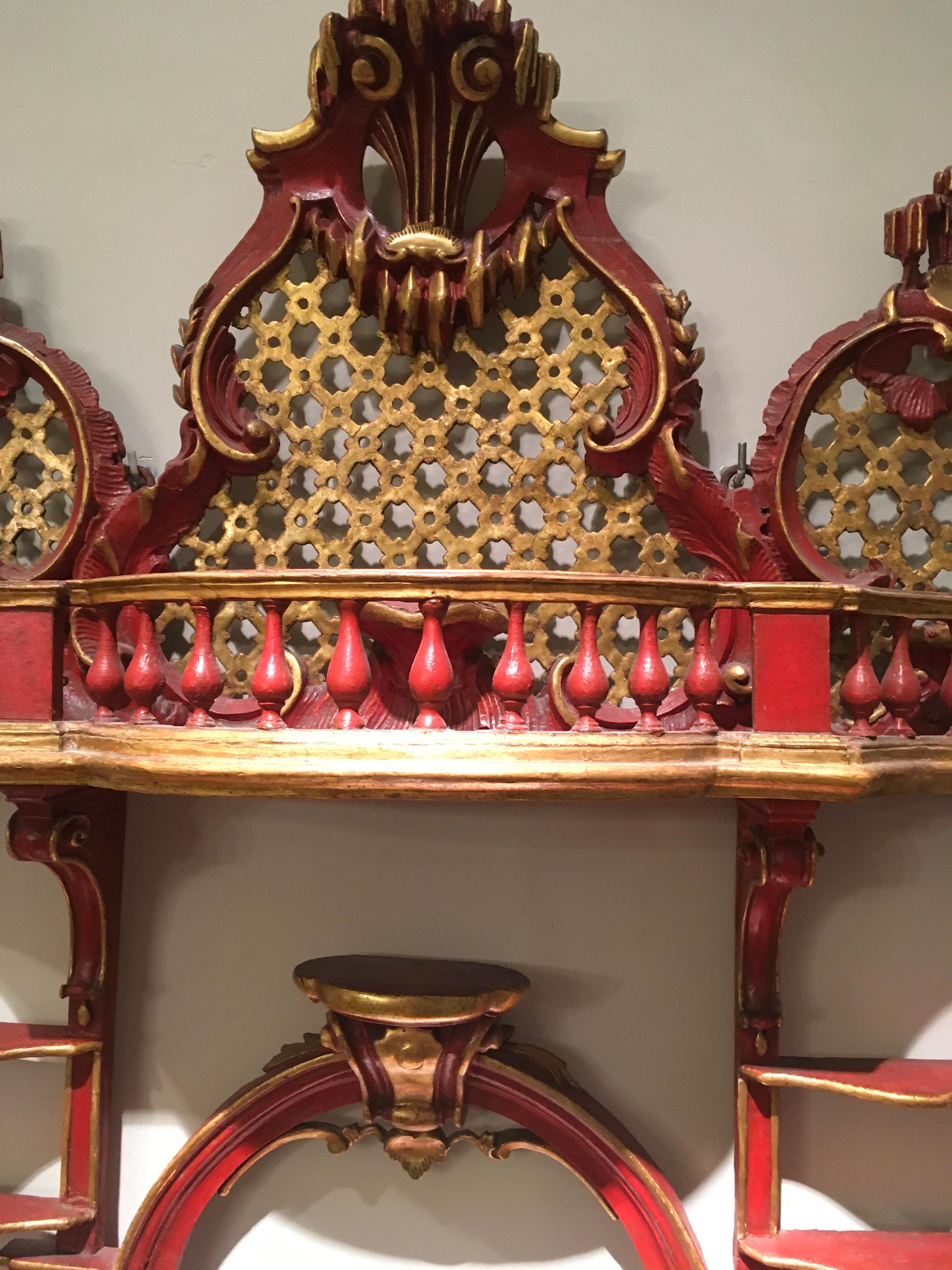 XVIIIe siècle 1750 Venezia Italie Crédence en bois laqué rouge sculpté Porte porcelaine en vente