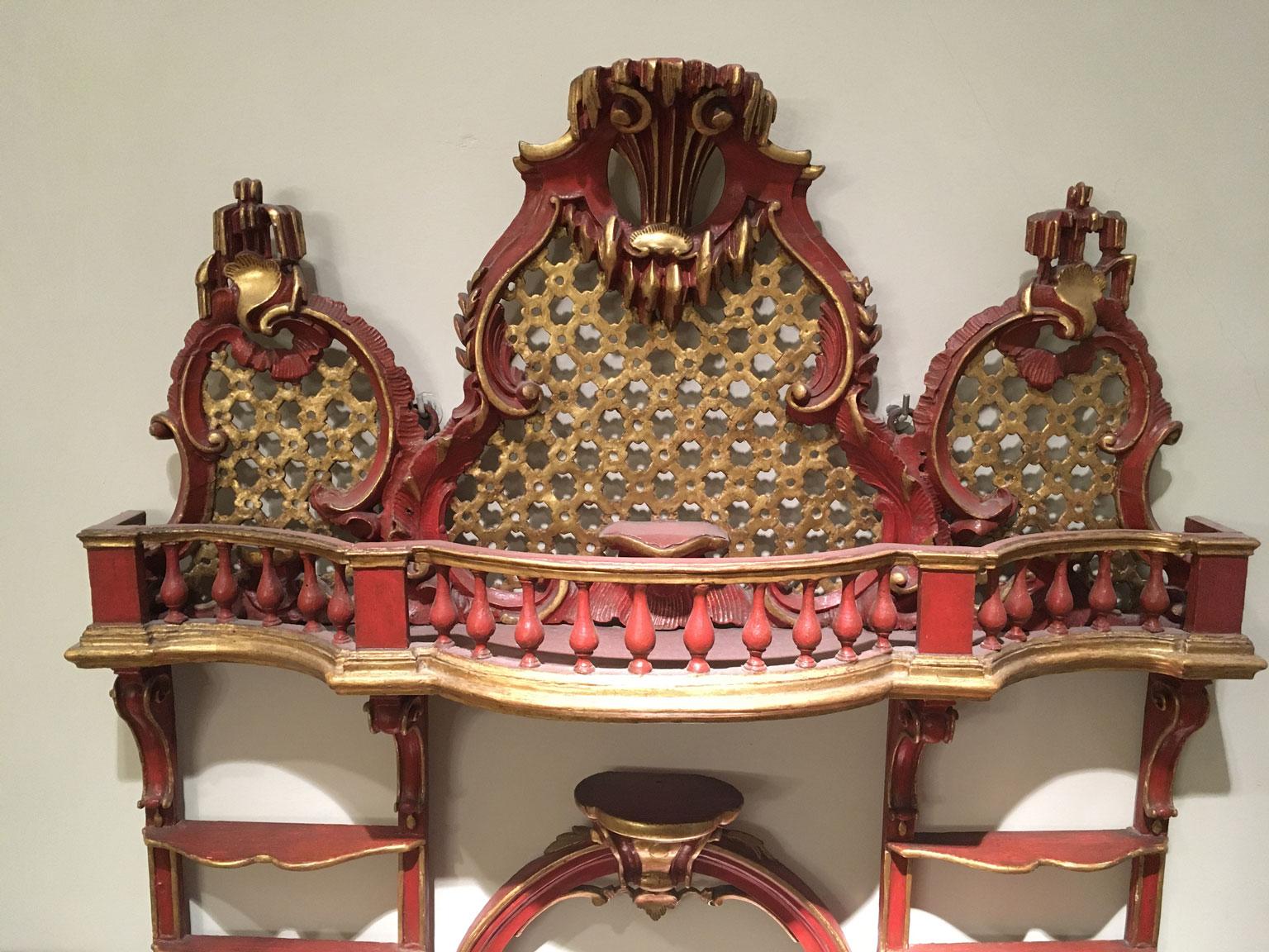 Bois 1750 Venezia Italie Crédence en bois laqué rouge sculpté Porte porcelaine en vente