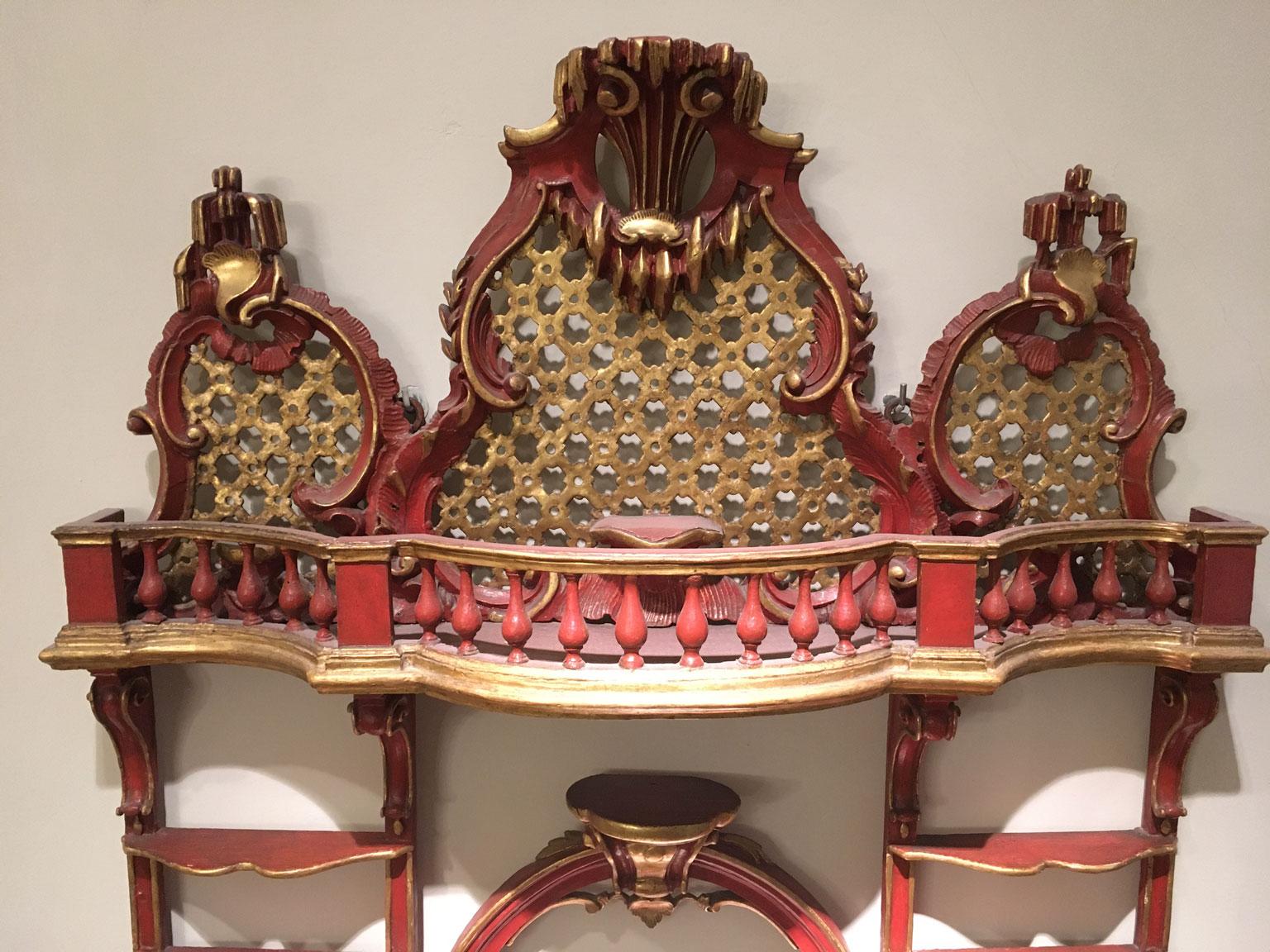 1750 Venezia Italie Crédence en bois laqué rouge sculpté Porte porcelaine en vente 1