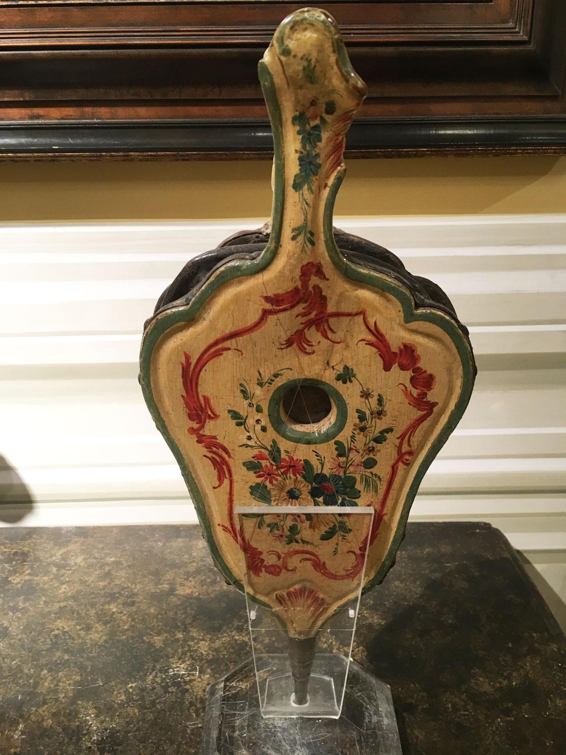 1750 Venezia Italia Amarillo Lacado Fuelle de Chimenea de Madera Tallada con Flores en venta 2